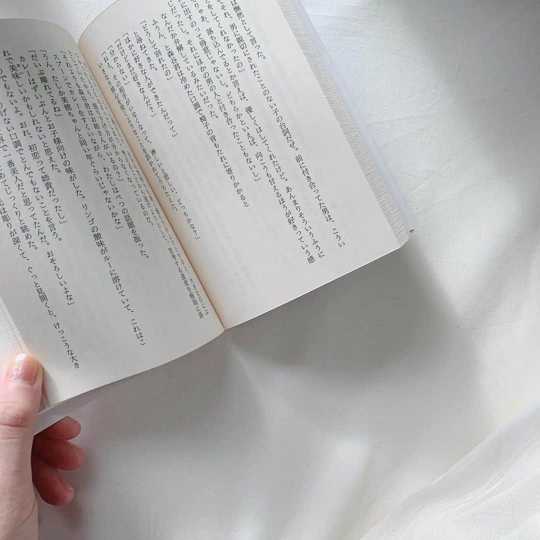 中桐菜々子さんのインスタグラム写真 - (中桐菜々子Instagram)「最近は寝る前に読書をするのにハマっています📚  高校生の時は1年に20冊くらい読んでたな💭🤍  島本理生さんの小説が大好きでお家にたくさんあります これも島本理生さんの作品  次は少しテイストを変えて『斜陽』を読もうと思います✨  皆さんのお勧めの本も教えてください！  #本 #読書 #小説 #島本理生 #君が降る日 #太宰治 #斜陽 #ミスコン #明学 #寝る前のひととき #寝る前の日課 #至福のひととき #毎日投稿 #毎日投稿が目標 #毎日投稿チャレンジ」11月25日 22時02分 - nanako_nakagiri