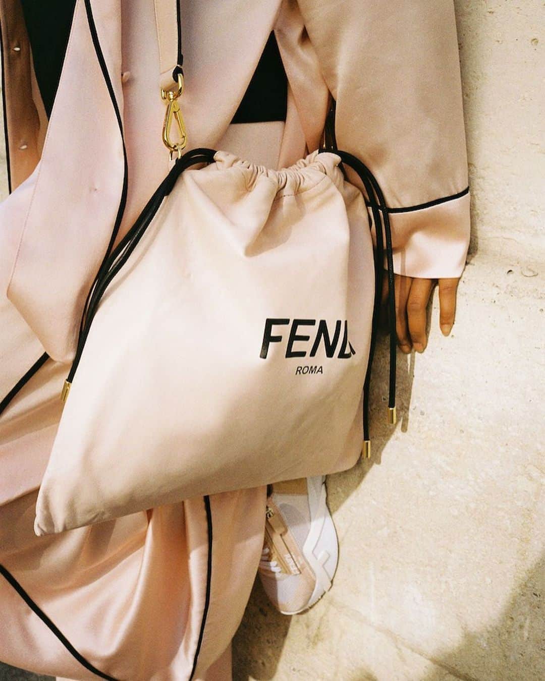 Fendiさんのインスタグラム写真 - (FendiInstagram)「Bring statement luxury to your laid-back rotation with the key pieces from the #FendiHoliday collection.  #FendiGifts」11月25日 22時03分 - fendi