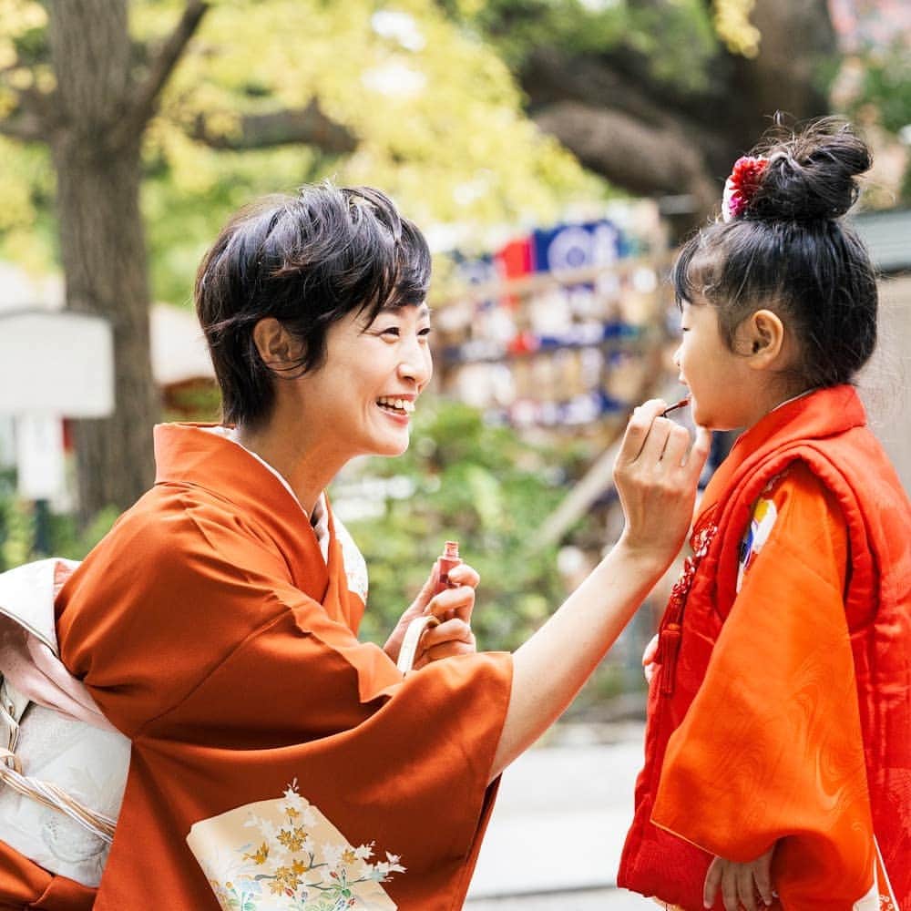 三枝亜紀のインスタグラム：「. . 先日、３歳の娘の七五三で神社にお参りをしてきました(^^) . . 娘が着たお着物は、 私が３歳の七五三で着たもの。 . . 私が着たお着物は、 母のお下がり。 . . 天国のおばあちゃんも幸せな気持ちでいてくれている気がして、胸に迫るものがありました。 . . お写真は、 出張撮影が大人気のカメラマン山神千里ちゃん(ﾟーﾟ*) . . 一生残る想い出を素敵に切り取ってもらえて、本当にうれしい！ . . 注) 今年はコロナ禍での七五三ということもあり、人のいるところではマスクを着用しています。 . . 七五三、家族みんなが集うことが出来て、幸せでした( ´ー`) . . そうそう、 娘に「お着物は日本のお姫様の格好なんだよ♥」と伝えたら、 とてもうれしそうに鏡を見ていたのが印象的でした( ´ー`) . . .  #七五三」