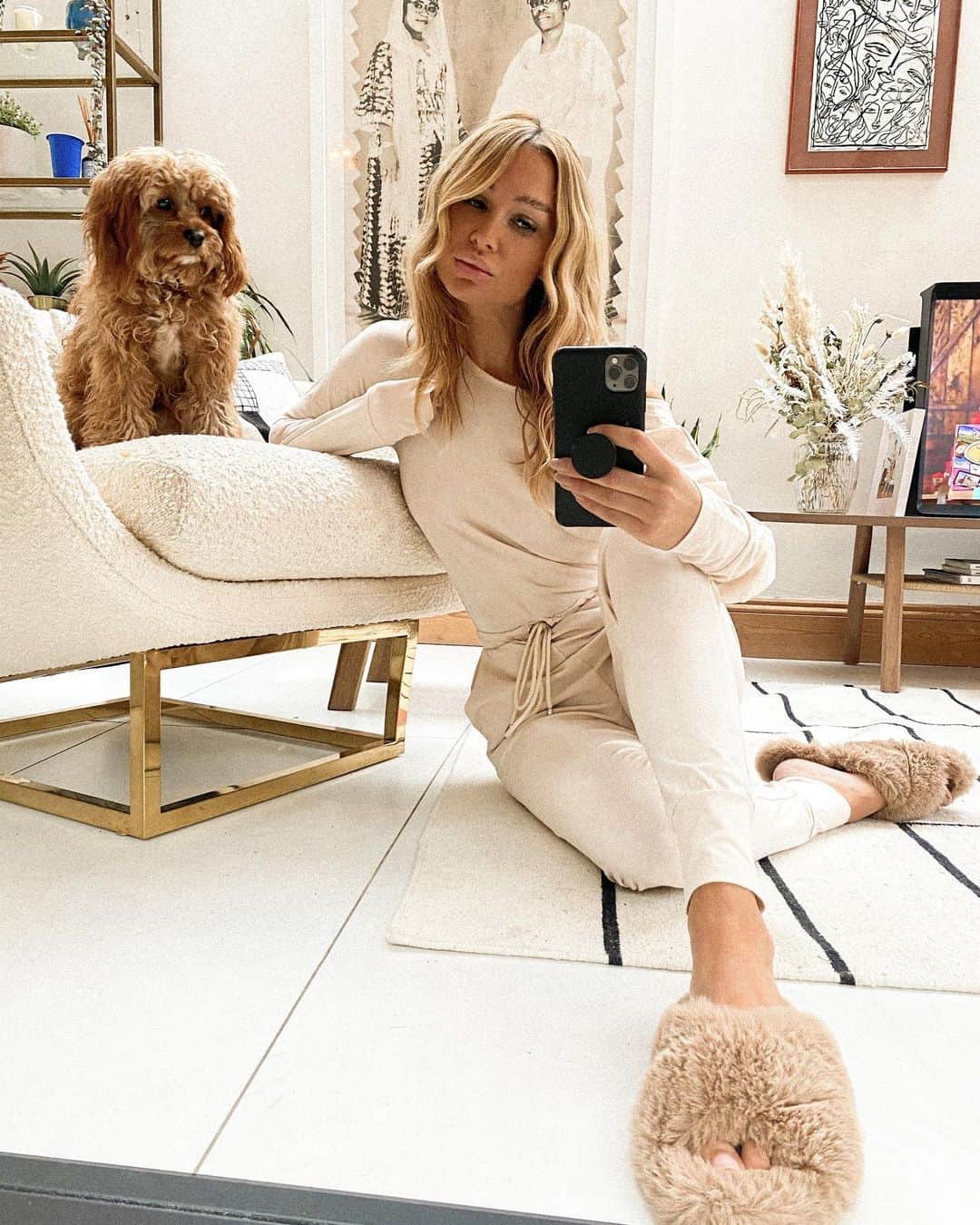 ルー・ティーズデールのインスタグラム：「Just me Spud, Holly & Phil 👋🏼 - Jumpsuit/giant babygrow @revolve @loversfriendsla Slippers @rayethelabel」