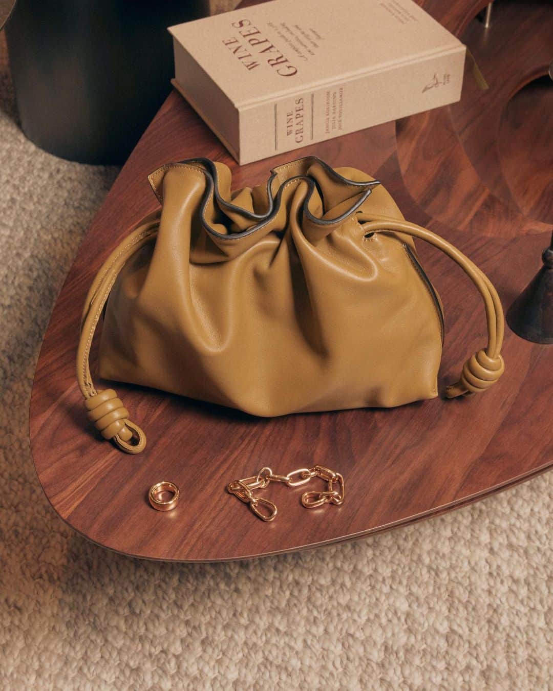 Harrodsのインスタグラム：「THE CURATOR. Buying gifts for a Curator can be a daunting prospect. The go-to for design advice among your social circle, their nose for new trends and the finer things in life is second to none. Fear not, though – we’ve got you covered.   Head to stories to discover more. Plus, shop our ultimate selection for the most discerning recipients at our link in bio.  #Harrods #HarrodsFashion #HarrodsChristmas  Shop the store through our remote Personal Shopping service (previously known as Virtual Concierge), or shop online at harrods.com.」