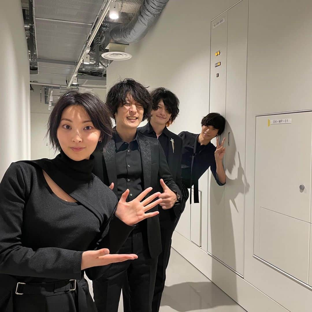 家入レオさんのインスタグラム写真 - (家入レオInstagram)「[Alexandros]に家入レオが加入したっぽい図  皆さん素敵な方  ☺︎  #Alexandros#家入レオ」11月25日 22時06分 - leoieiri