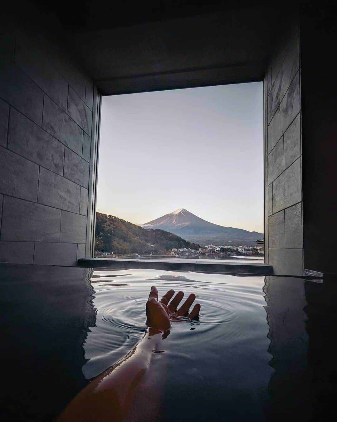 福田洋昭のインスタグラム：「Blessed•感謝 ♨️🗻 #googleのスマホ #teampixel #wideangle #pixel5 #mtfuji #onsen」