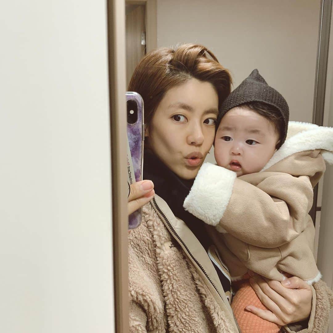 イ・ユンジのインスタグラム：「우리엄마는 사진을위해 머리에 꼽혀있던 악어집게핀을 급히 뽑았다고 합니다 #산책전관문#거울셀카」