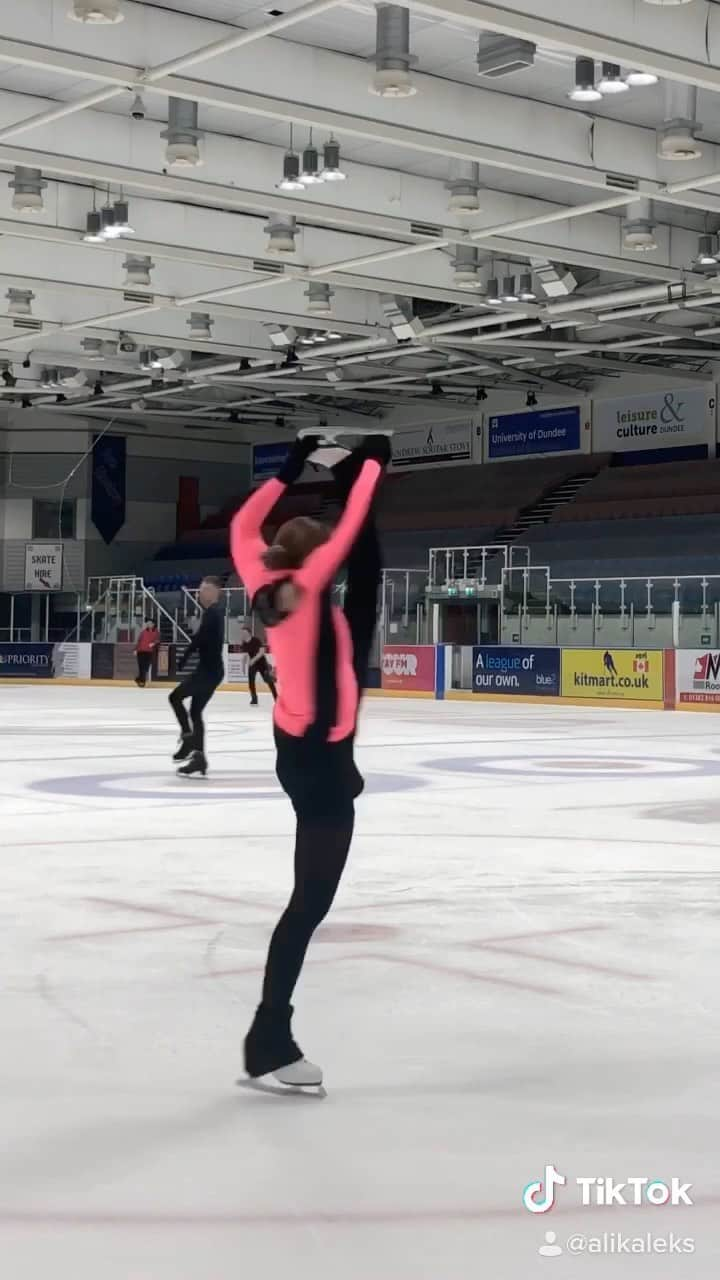 アレキサンドラ・ゴロフキナのインスタグラム：「Spinning in @chiquesport 💖  #chique #sport #traininstyle #pink #chiquesport #inspire #halfzip #top #spin #spinning #figureskating #iceskating #dundee #icedundee #lteam #lithuania #dailusisciuozimas #фигурноекатание #jacksonultima #skates #johnwilsonblades」