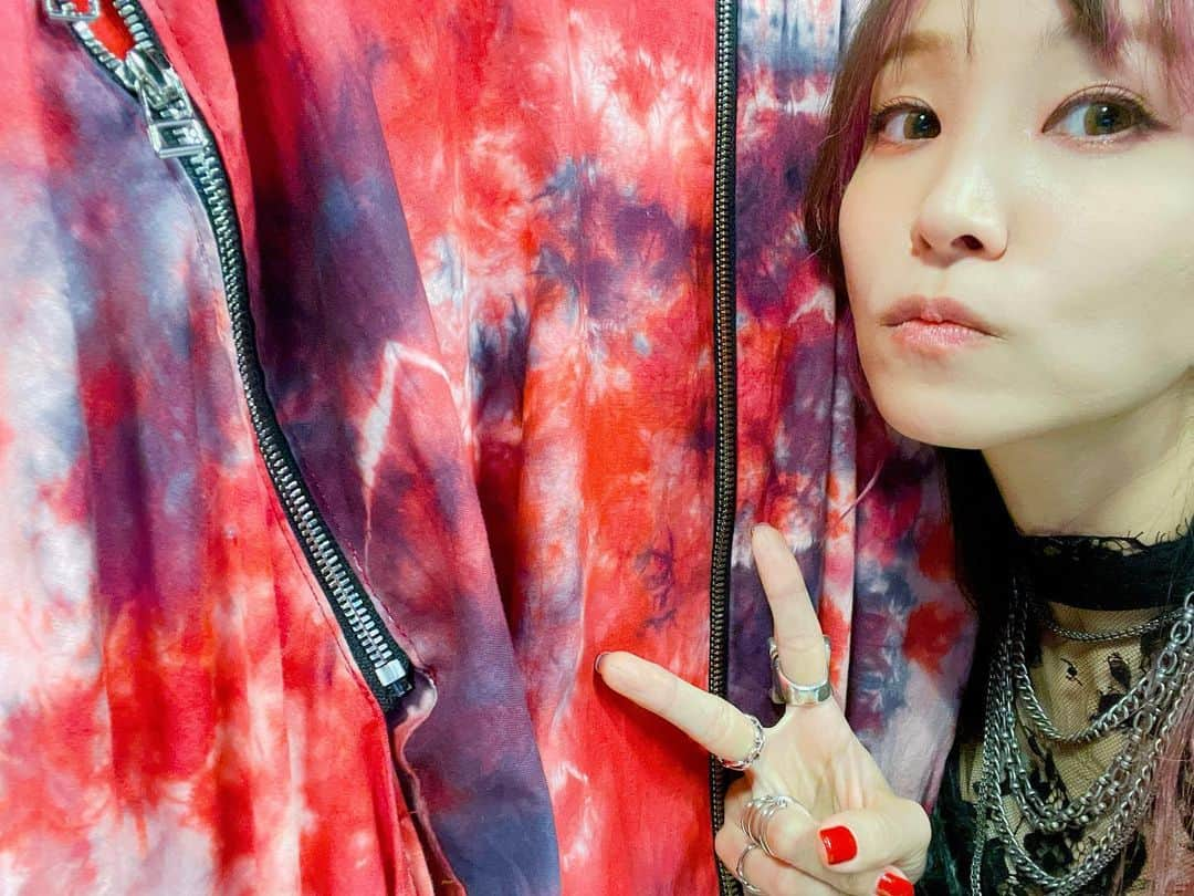 LiSAさんのインスタグラム写真 - (LiSAInstagram)「#ベストアーティスト2020 私LiSAは、「紅蓮華」「炎」を歌わせていただきました。 届け！届け！とどけーーーーー！という気持ちで、熱い熱い気持ちを思い切り歌わせていただきましたっ。 受け取ってくれた皆様ありがとうございましたぁーー！🔥👹 紅蓮華から炎だったので、どちらの服にも似合う赤と黒のリボンです🎀」11月25日 22時09分 - xlisa_olivex