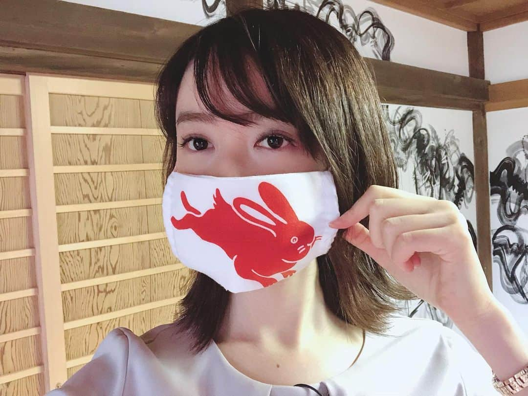 松田愛里さんのインスタグラム写真 - (松田愛里Instagram)「可愛らしいマスク🐰 今日取材で伺った"うさぎ寺"のお守りなんです。  除災招福を祈祷した"手ぬぐいのお守り" 善通寺市の甲山寺に、今月登場しました✨  このようにマスクにしたり、 緊急時のケガの手当などにも・・  自然災害や新型コロナの感染拡大など災いが続く今、 変幻自在に身を守ってくれる 新しいお守りが注目されています！ #甲山寺 #うさぎ寺 #善通寺 #香川 #四国霊場」11月25日 22時10分 - matsuda_airi_