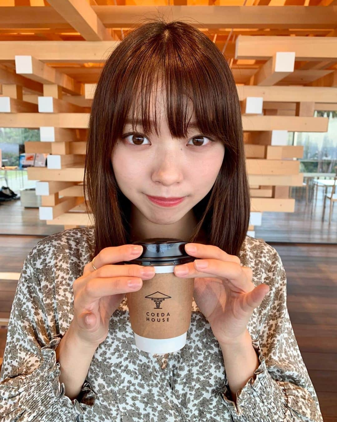 横山キラさんのインスタグラム写真 - (横山キラInstagram)「アカオハーブ＆ローズガーデン内にあるCOEDA HOUSEでラテを飲みました☕️﻿ ﻿ ここのカフェは建築家の隈研吾さんがデザインをしていて、とても素敵な空間でした✨﻿ ﻿ ﻿ ﻿ ﻿ #coedahouse #アカオハーブアンドローズガーデン #いいね伊豆 #いいね伊豆_リアルストーリー #ラテ #おしゃれカフェ #伊豆カフェ #ローズガーデン #熱海カフェ #熱海旅行 #隈研吾」11月25日 22時12分 - kira_yokoyama_