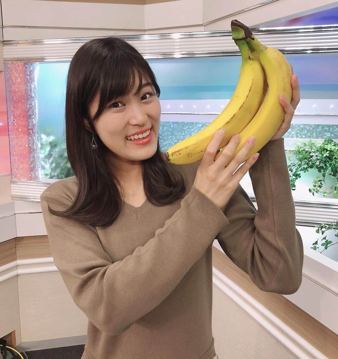 のインスタグラム：「🍌バナナ専門店 わたしもいきたいなあ♪ 顔より大きい😳 ・ 今日もお疲れさまです🌸 ・ #バナナ #スタジオ #ニュース #チバテレ #アナウンサー #女子アナ #衣装 #女子アナコーデ #外ハネ #外ハネロング #フリーアナウンサー #竹内里奈」
