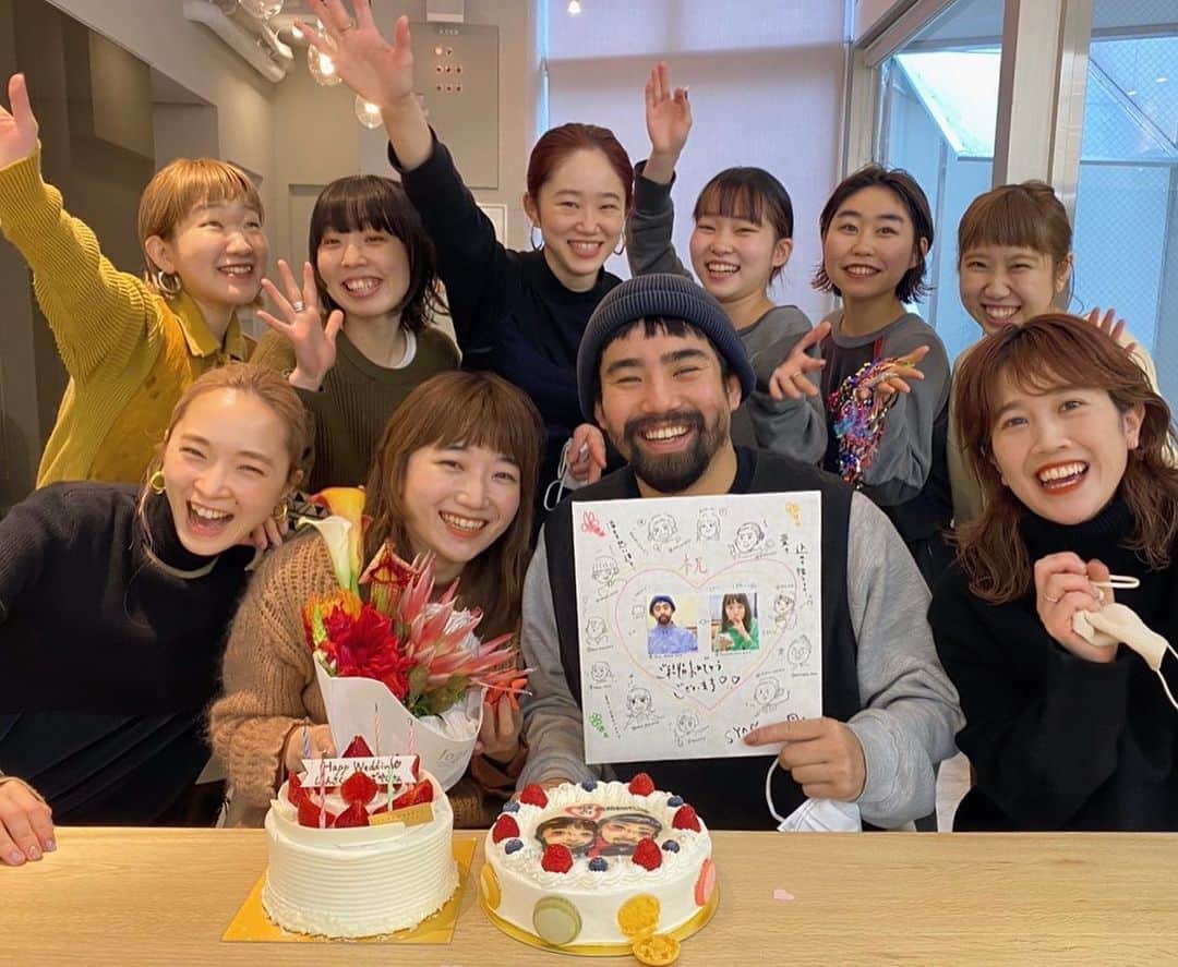 野々口祐子のインスタグラム：「大好きな2人が入籍しました👰🏻❤️🤵🏻 朝からサプライズでお祝い🎉 今まで近くでとにかく頑張ってきたはんちゃん @hansakusari に素敵なパートナーが 出来たことが本当に嬉しい😭 仲良く支え合って、末長くお幸せに❤️❤️❤️」