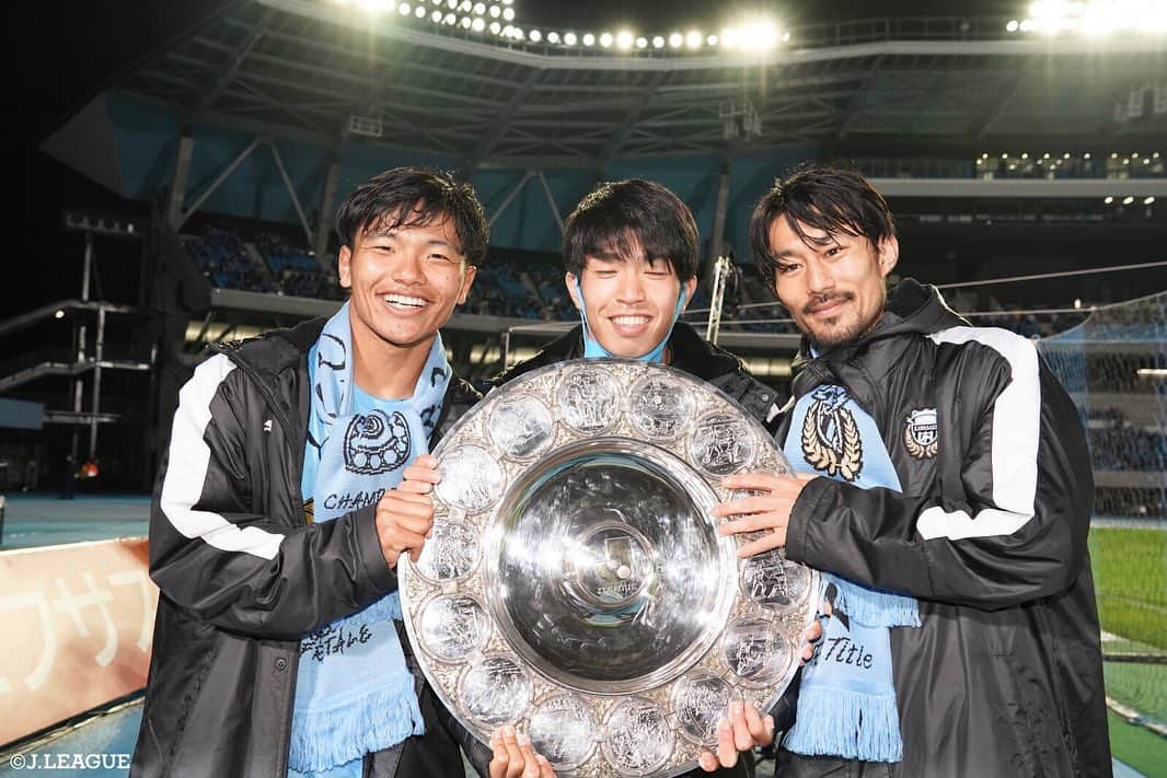 Ｊリーグさんのインスタグラム写真 - (ＪリーグInstagram)「優勝直後の喜びに満ち溢れた #川崎フロンターレ の選手たちの様子をお届け‼️  #Ｊリーグ #jleague  #中村憲剛 #三笘薫 #小林悠 #脇坂泰斗 #登里享平 #旗手怜央 #家長昭博 #田中碧 #車屋紳太郎 #大島僚太 #谷口彰悟 #安藤駿介  #宮代大聖  #笑顔 #ニコニコ #smile #喜び #😊 #優勝 #champion #🏆 #おめでとう #おめでとうございます #congratulations #㊗️ #🎉 #🥳」11月25日 22時15分 - jleaguejp