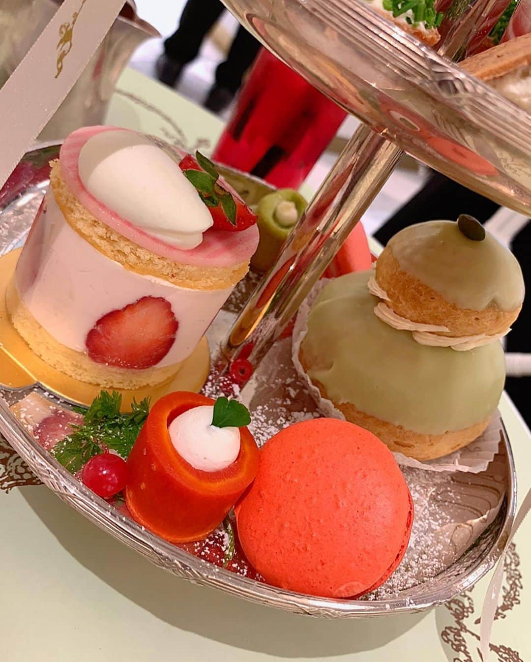 百合華さんのインスタグラム写真 - (百合華Instagram)「東京青山にある『LADURÉE 青山店』にて、しぃちゃんとメルヘンな女子会アフタヌーンティータイム🍽  眺めているだけでも甘くて美味しい気分にさせてくれるクリスマス仕様なアフタヌーンティーの可愛らしさにキュンです🎄✨💕  メゾンとして日本初の路面店との事で開放的なテラスのお席も有り、まるでヨーロッパの街にいるようなとっても素敵空間で御座いました💖  #japan #日本 #tokyo #東京 #青山 #表参道 #路面店 #laduree  #ラデュレ #sweets #スイーツ #sweetstagram  #afternoontea  #アフタヌーンティー #christmas  #クリスマス #cake  #ケーキ #cakestagram  #マカロン #fairytail #メルヘン #スイーツ女子 #女子会 #女子会アフタヌーンティー #たのしい時間はあっという間」11月25日 13時24分 - yurika.lovelily