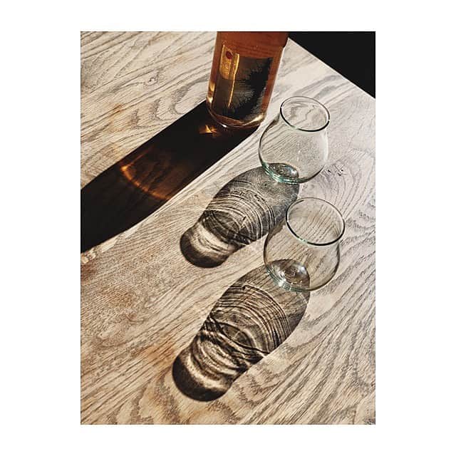 宇藤えみさんのインスタグラム写真 - (宇藤えみInstagram)「我が家の食卓にあうカジュアルなワイングラス。 華やかなモノはたくさんあるけれど、 これくらいがしっくりくるのよね。 影がゆらゆら美しい。 器 @okinaglass (@stroll_store で買いました) #影が好きなんです #暮らし#食卓#翁再生硝子工房」11月25日 13時21分 - emiuto