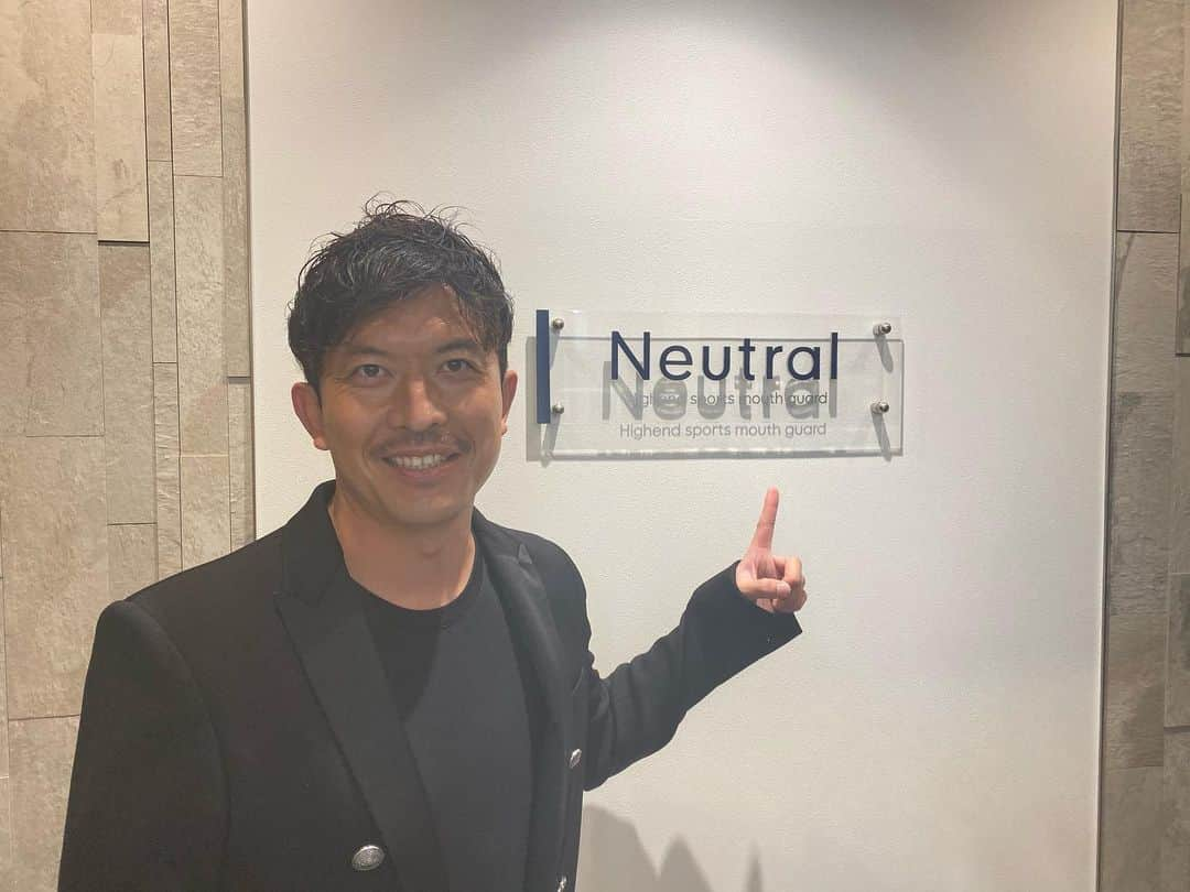 太田吉彰さんのインスタグラム写真 - (太田吉彰Instagram)「11月よりNeutral株式会社の ManagingDirector 常務取締役に 就任いたしました。　  経営陣の仲間入りです。  そして来年neutral株式会社の関係会社として新会社を設立し代表取締役としてやっていくことになりました。  現役18年サッカー選手としてしかやってこなかった自分が一からビジネスを勉強し、いろいろな企業の社長様、トップアスリートとお会いし、たくさんの経験をさせてもらっています。  これからもスポーツに恩返しを！ その思いを忘れずにアスリートの選手生活を守っていけるよう努力していきます。　  今後も変わらず日々成長していけるよう全力で頑張ります。　  #neutral株式会社 #アスリート支援  #neutralマウスガード」11月25日 13時26分 - yoshiakiohta09