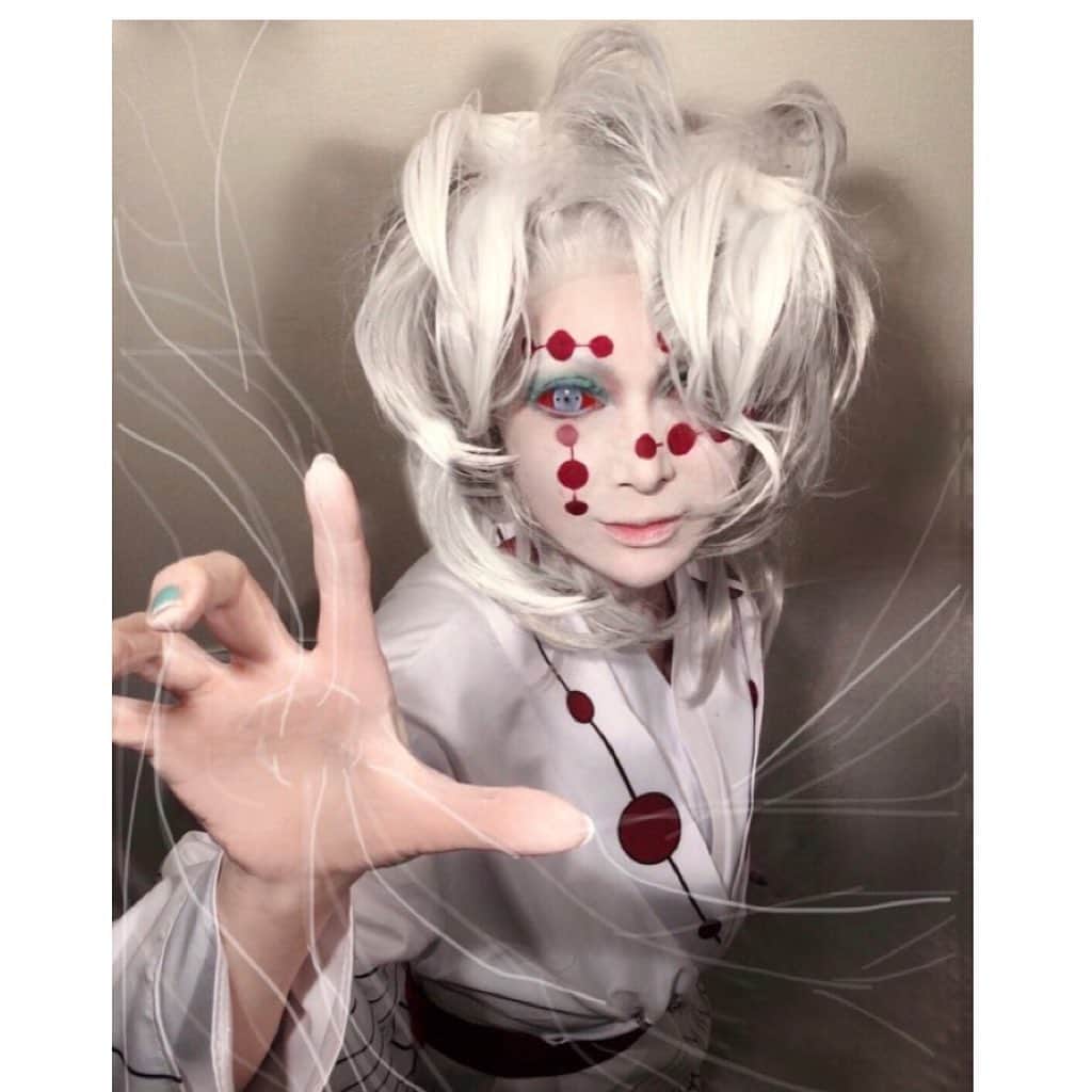 叶姉妹のインスタグラム：「⚜️鬼滅の刃⚜️最新作⚜️プレシャスな💖累🕸🕷⚜️心の癒し🌹叶アート・コスプレシリーズ💋✨✨  私達の愛する大切な皆さん、 ごきげんいかがでしょうか🥰💖 さて、⚜️叶アート・コスプレ⚜️最新作🔥 凄くたくさんの私達の愛する大切な 皆さんから熱いリクエストの ⚜️鬼滅の刃⚜️ 十二鬼月の一人。「下弦の伍」累💖 実は、こちらは、 累の母蜘蛛の前に撮っておりましたが もうちょっとだけ追求したくて お蔵入りしている中の一つでしたよ。 もちろん、この時もバストニッパーベルトにて お胸をできるかぎり平らにして 撮影しておりましたので 5分くらいでキツくて😵💦 累の回は私の大好きなシーンの一つで コミックスもアニメも 5回以上観てしまっておりますよ。😚💖 "まぁ、美香さん、 また、アメージングでプレシャスな鬼💋✨" と、ファビュラスな姉が女神の微笑みで。 いろいろといたらないところはおおめにみてくださいね。😋💖 コロナ禍が拡大するなか、ストレスやフラストレーションが たまらないように 私達の愛する大切な皆さんがご一緒に楽しんでいただき少しでもホッと癒されてくだされば とても嬉しいですよ🌹✨ PS. コスプレをする事に関しては (生地の素材までこだわった衣装) すべて網羅してからすることが 作者の方はもちろん 作品と作品を愛する方々に対しても 敬意を払う基本的なマナー、と ファビュラスな姉から学びました 人生の叶のポリシーの大切な 考えの１つですが、(あくまでも私達の考えです) ちなみに、 私が大好きな趣味の一つとしての 叶アートコスプレですので あくまでも私達はコスプレイヤーではありませんよ。 世界的規模でのコスプレは とても幅広い分野であり かなり奥深い世界でもありますので 大好きな趣味でマナーを守って楽しんでは おりますがおこがましく お仕事としてされている コスプレイヤーなどとは自分達では 思ったことなどみじんもございませんよ🥰💖 念のために…🌹✨ 💎「世の中が見えない危険にさらされて 急速に変化する不安定な今、わたくし達の愛する大切な皆さんが どうか 心身ともに健やかに幸せに過ごされますように 心より願っておりますよ。🌹✨」 #鬼滅の刃　#那田蜘蛛山編　#累　 #堕姫　#サイコロステーキセンパイ #那田蜘蛛山編　#累　 #煉獄杏寿郎 外伝　 #甘露寺蜜璃　 #胡蝶しのぶ  #鬼舞辻無惨　　#猗窩座 #amazing #heavenly #バラの香り  #precious #fabulous #叶姉妹 #ファビュラス  #宇宙   #コミケ #叶 #叶ポージングエクササイズ  #究極生命体 #peaceful #lgbtq #至福 #幸運 #天使 #女神 #愛するあなたへ」