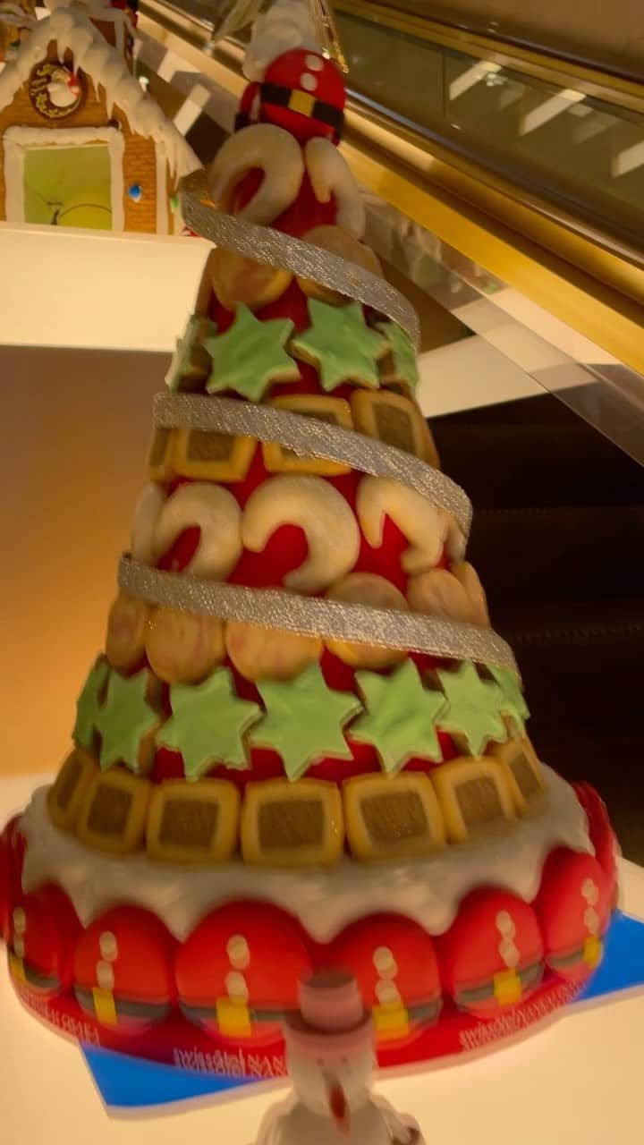 ちゃんうさのインスタグラム：「@swissotelnankaiosaka_official  お菓子のツリーとか家🥰 もうすぐクリスマスだね🎄 . #クリスマス #クリスマスツリー #クリスマスオーナメント #christmasdecor #christmastree #xmastree #xmas #飾り #オーナメント #candy #house #escalator#Hotel #moodygrams #2020winter #2020aw #リール #初心者 #christmascake #christmasnails #スイスホテル南海大阪 #swissotel #christmasdecorations」