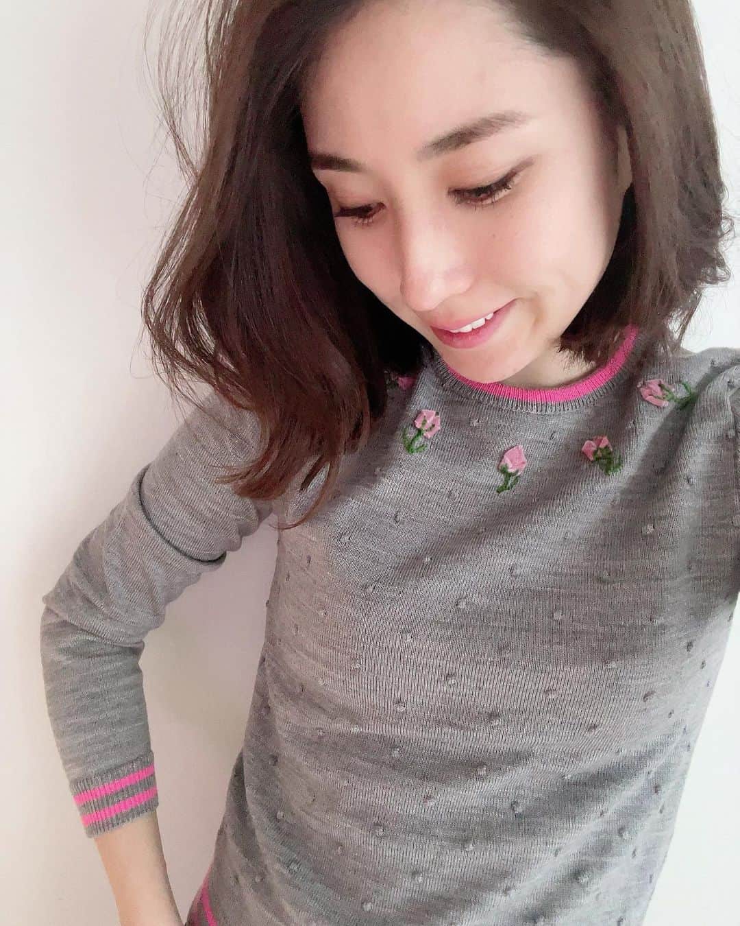 髙田麻紀子のインスタグラム：「❤︎ . 刺繍が可愛いニット🌷💕 @monstork  . #monstork #instagram #instagood  #fashion #ootd #outfit」