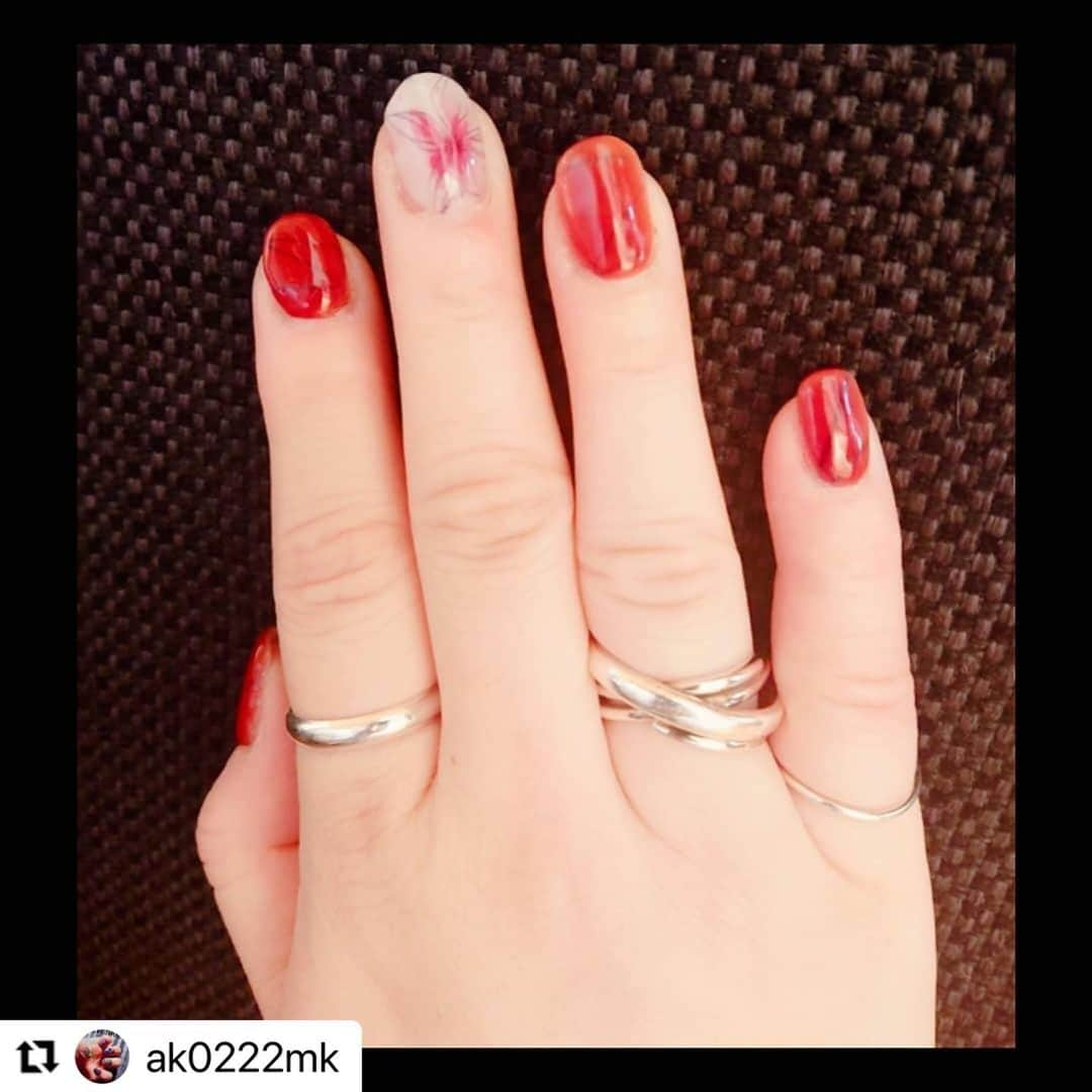 ネイルスタンド　ツメコのインスタグラム：「#Repost @ak0222mk with @make_repost ・・・ . new nail✨  赤ネイルは女子力アップ！？  @nailstandplus  #ネイルスタンドプラス  #ツメコ #ツメコネイル  #オートネイルプリンター  #ジェルネイル #フラットネイル  #ショートネイル   @conny_accessory 最近行けてないから、行きたいなー…」