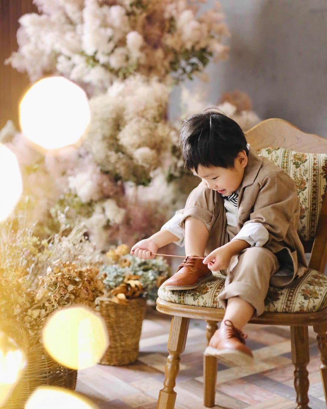 フォトスタジオノザキさんのインスタグラム写真 - (フォトスタジオノザキInstagram)「. 蝶ネクタイでオシャレコーデ✨  撮影中は様々な姿を見せてくれました😍 お子様の元気いっぱいの姿をお写真というカタチに残しませんか🎶  七五三の後撮りもまだまだ受け付けております💓 ------------------------------------------- 皆様に安心して当店をご利用いただけますよう フォトスタジオノザキでは新型コロナウィルス感染予防としまして以下の対策を実施いたします。 ・店頭に消毒液を設置 ・店内全ての設備・おもちゃ・その他定期的に殺菌消毒処理 ・スタッフ開店前検温確認 ・スタッフマスク常備　 ご案内や写真セレクト時はマスクを装着 ・スタッフ撮影ごとに手洗い・消毒・うがい実施 ・1組ずつ撮影間隔を空ける . 皆様が快適に気持ちよく思い出となる写真が残せますよう精一杯のご対応をさせて頂きます。 ------------------------------------------- . 詳細はこちら⇒（@photostudionozaki) . #フォトスタジオノザキ #photostudionozaki #宮崎 #写真館 #写真スタジオ #前撮り #スタジオ撮影 #写真スタジオ #宮崎写真館 #宮崎フォトスタジオ #七五三 #753 #七五三撮影 #七五三前撮り #着物 #洋装 #七五三ママ #七五三コーデ #成長記録 #宮崎ママ #宮崎ママと繋がりたい」11月25日 13時38分 - photostudionozaki