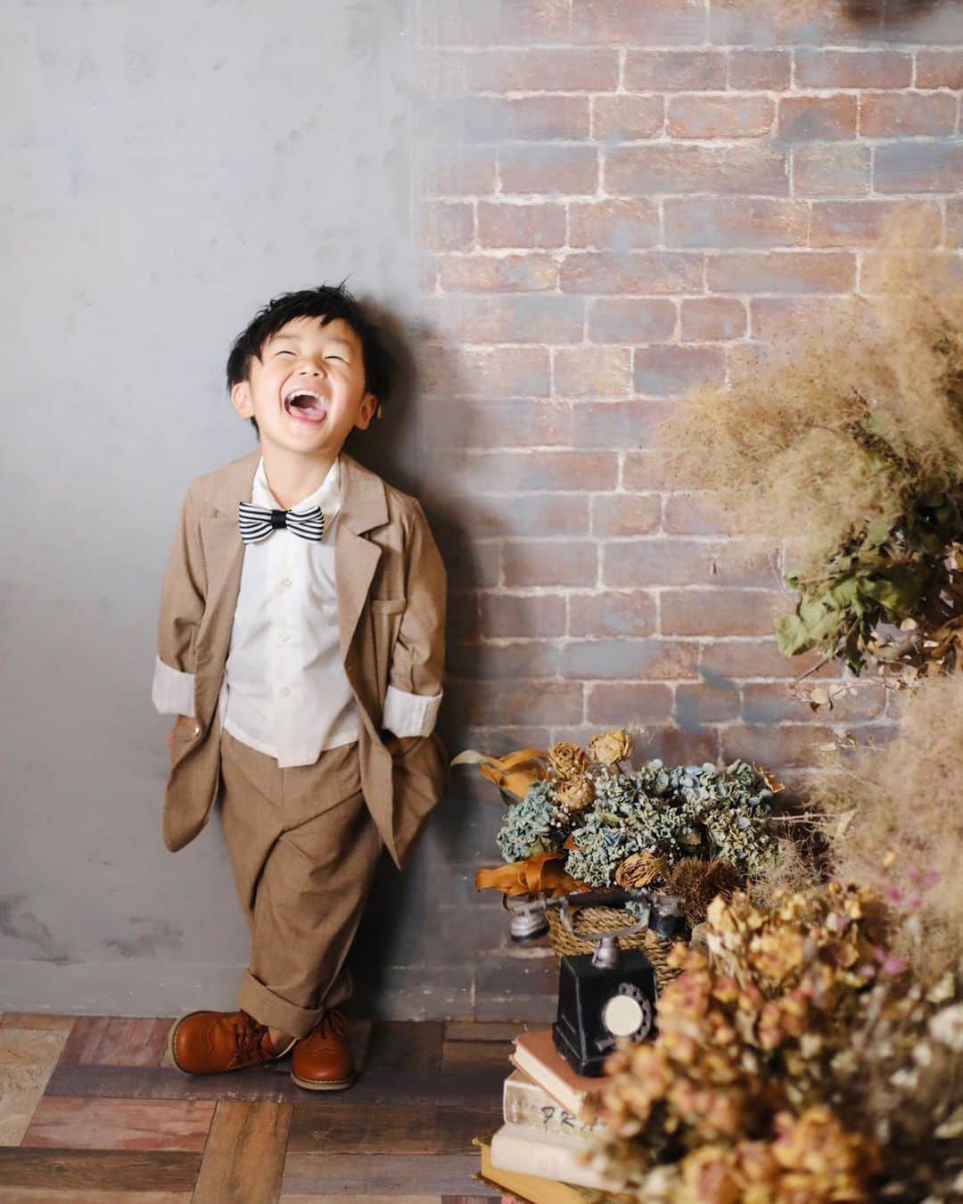 フォトスタジオノザキさんのインスタグラム写真 - (フォトスタジオノザキInstagram)「. 蝶ネクタイでオシャレコーデ✨  撮影中は様々な姿を見せてくれました😍 お子様の元気いっぱいの姿をお写真というカタチに残しませんか🎶  七五三の後撮りもまだまだ受け付けております💓 ------------------------------------------- 皆様に安心して当店をご利用いただけますよう フォトスタジオノザキでは新型コロナウィルス感染予防としまして以下の対策を実施いたします。 ・店頭に消毒液を設置 ・店内全ての設備・おもちゃ・その他定期的に殺菌消毒処理 ・スタッフ開店前検温確認 ・スタッフマスク常備　 ご案内や写真セレクト時はマスクを装着 ・スタッフ撮影ごとに手洗い・消毒・うがい実施 ・1組ずつ撮影間隔を空ける . 皆様が快適に気持ちよく思い出となる写真が残せますよう精一杯のご対応をさせて頂きます。 ------------------------------------------- . 詳細はこちら⇒（@photostudionozaki) . #フォトスタジオノザキ #photostudionozaki #宮崎 #写真館 #写真スタジオ #前撮り #スタジオ撮影 #写真スタジオ #宮崎写真館 #宮崎フォトスタジオ #七五三 #753 #七五三撮影 #七五三前撮り #着物 #洋装 #七五三ママ #七五三コーデ #成長記録 #宮崎ママ #宮崎ママと繋がりたい」11月25日 13時38分 - photostudionozaki