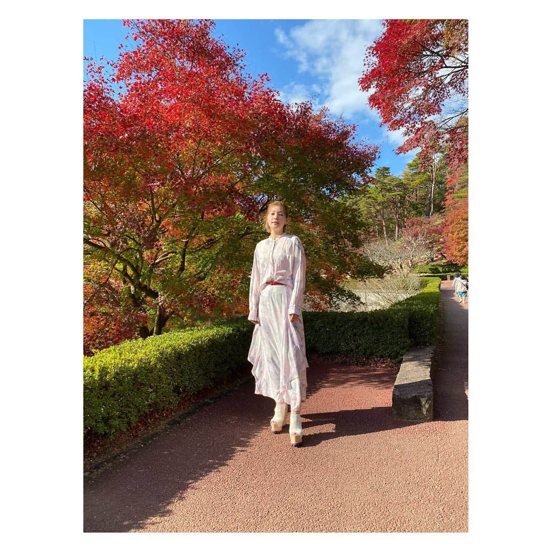 高槻かなこさんのインスタグラム写真 - (高槻かなこInstagram)「. 2020.11.22 修善寺🍁虹の郷 TVアニメ『100万の命の上に俺は立っている』 リアルイベント . トーク&ライブをさせていただきました🎤🍂 全3回全て衣装を変えました！ 1回目はこちらです💁🏻‍♀️💟 . セットアップワンピース #rosebud シューズ #undercover  . styling by @uchi_daxx  . 爽やかパープルなセットアップ💟 マジハ主題歌初披露だったのでパープル意識しました！ 次はマジハピンクと一緒に歌いたいな💗💗 . . #俺100 #anime #Antiworld #修善寺　#虹の郷　#紅葉　 #着回しきんちゃん #声優　#高槻かなこ」11月25日 13時39分 - kanako.tktk