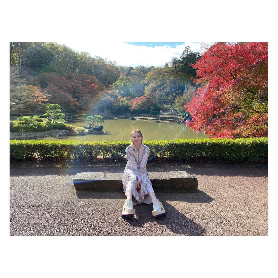 高槻かなこさんのインスタグラム写真 - (高槻かなこInstagram)「. 2020.11.22 修善寺🍁虹の郷 TVアニメ『100万の命の上に俺は立っている』 リアルイベント . トーク&ライブをさせていただきました🎤🍂 全3回全て衣装を変えました！ 1回目はこちらです💁🏻‍♀️💟 . セットアップワンピース #rosebud シューズ #undercover  . styling by @uchi_daxx  . 爽やかパープルなセットアップ💟 マジハ主題歌初披露だったのでパープル意識しました！ 次はマジハピンクと一緒に歌いたいな💗💗 . . #俺100 #anime #Antiworld #修善寺　#虹の郷　#紅葉　 #着回しきんちゃん #声優　#高槻かなこ」11月25日 13時39分 - kanako.tktk