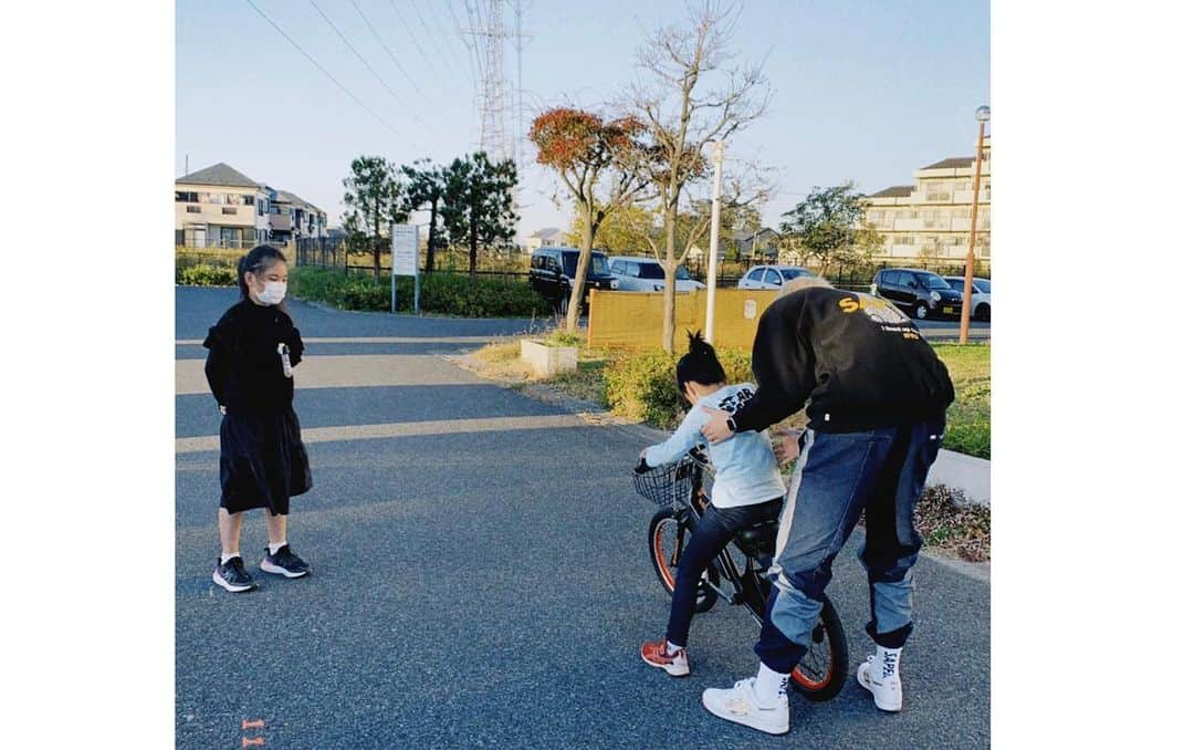 渡嘉敷来夢さんのインスタグラム写真 - (渡嘉敷来夢Instagram)「自転車の練習🚲✨ 気付けば3時間。笑  #かなりビビりな甥っ子 #できない #怖い #途中で怒る甥っ子 #ふてくされてた甥っ子 #それでも1回もやめるって言わなかった #それが1番大事 #自分も妥協できなくて #何かに負けたくなくて #ずっとサポート #3時間見守ってくれたファミリー #ありがとう #笑 #乗れた時の喜び半端なかった」11月25日 13時40分 - tokashiki_10