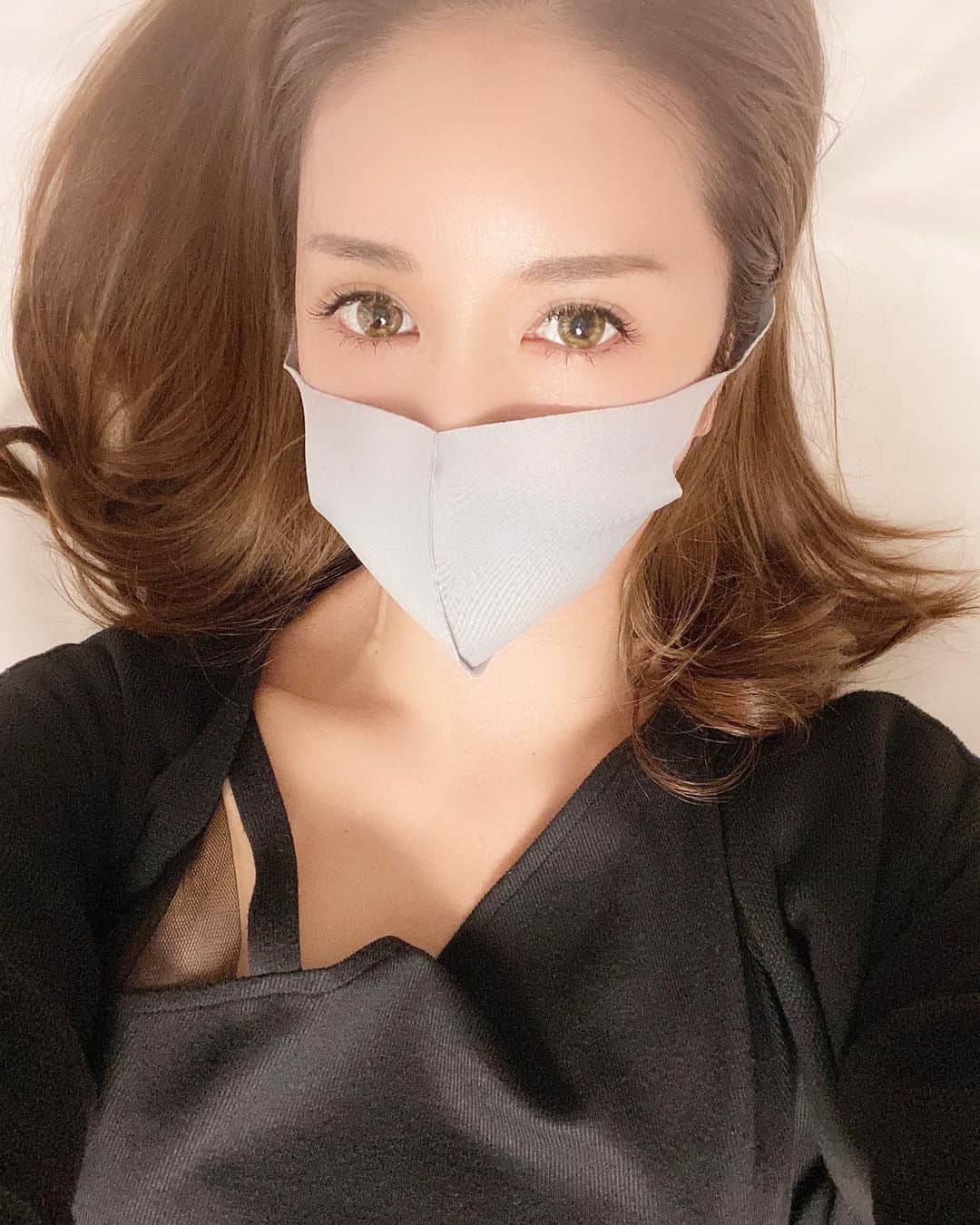 ゆみのインスタグラム：「顔面の毛って産毛だから中々無くならない🤷🏼‍♀️ 今日は眉毛周りの毛撲滅！  #脱毛 #脱毛#美肌 #美容 #アンチエイジング #乾燥肌 #サロン #エステ #ピーリング   何か眉毛細くなり…過ぎ… にされた気がする…  ちーん。」