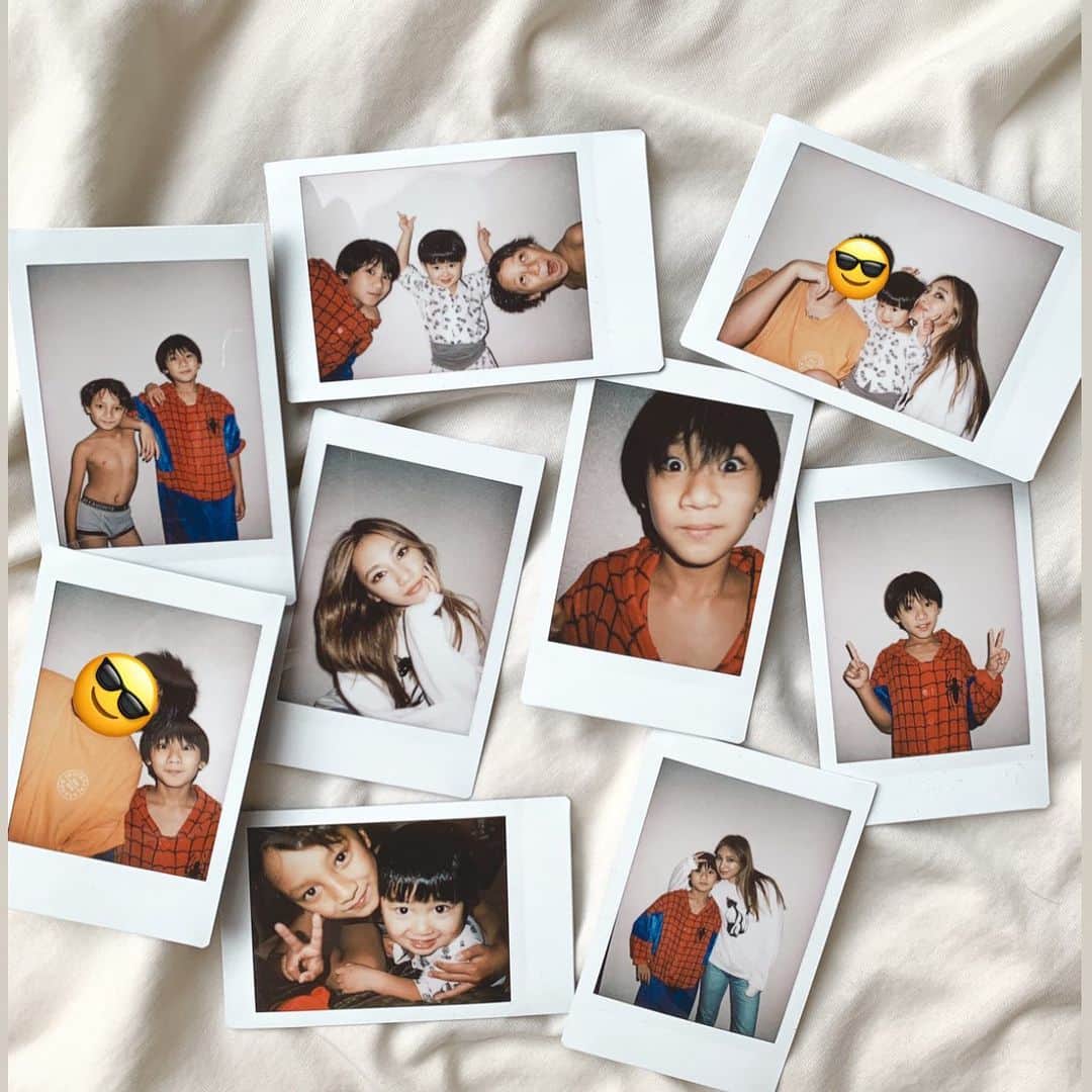新井ニーニャのインスタグラム：「🖤  𝟏𝟏/𝟐𝟐 𝐌𝐘 𝐁𝐈𝐑𝐓𝐇𝐃𝐀𝐘  𝟏𝟏/𝟐𝟒 𝐑𝐔𝐊𝐈 𝐁𝐈𝐑𝐓𝐇𝐃𝐀𝐘  ⌒*⌒*⌒*⌒*⌒*⌒*⌒*⌒*⌒  私の大切な家族。 ずっと一緒、って思うけど いつなにがあるかわからないもんね  一つ一つの毎日毎分毎秒 後悔しないように 沢山の愛を込めて これからも過ごしていこうね  長男るきは、12歳。あっという間。 あと数ヶ月で中学生だなんて 信じられない！🤣  るきがお腹にいると分かった時の気持ち 産んだ時の人生最高の幸福感 新生児でおしっこかけられたこととか はじめてのイヤイヤ期で一緒に泣いたこととか 夜中に熱が出て病院回ったりとか れいじが生まれた時の喜んでたるきの顔とか 離婚して私が泣いてた時に 寄り添ってくれていた時とか ママにプレゼントしてくれた沢山の絵とか 再婚したときの嬉しそうな表情とか 思い出すだけで胸がいっぱいになる12年。  今は思春期っぽさも出てきて ぶつかることもあるけど 根は優しくて周りのことを考えられる賢い子。 誕生日当日は、帰宅後にいろんな友達が ピンポーン！ってきて🏘プレゼントもらっていて🎁 人望もあるんだなぁと嬉しくなりました🥰  学校では運動神経1番よくて 多分一番モテてるっぽい。笑  将来が楽しみです👦🏻❤️ るき、いつもありがとう❤️  私は31歳になりました。ママになって12年生。 学校にしたら高校卒業！？えっ🤯←どんな例え 幸せの中に、苦労苦難もたぁぁぁあくさんあるけど 常に人生を大きく見て クヨクヨせずに昨日の自分より今日の自分が 少しでもアップデートしていけるように 自分と向き合っていきたいと思います😊  今の私は、まさに戦へ‼️🐎って感じで メラメラモードなので🔥 31歳はドン！とかましていきますので😎 これからもよろしくおねがいします🤲‼️❤️  #家族 #大好き  #誕生日 #息子 #男の子兄弟 #家族写真 #チェキ #毎年恒例チェキ #happybirthday #BIRTHDAY #三兄弟 #兄弟 #小学生 #小学生ママ #12歳 #12歳誕生日 #おめでとう」