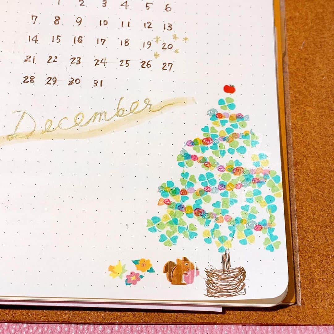 ＊kumi＊さんのインスタグラム写真 - (＊kumi＊Instagram)「2020.11.25.水  @plusplus.shop  プチデコラッシュでクリスマスツリー🎄を3パターン作ってみました✨  ペンを使用してる所もちょっとありますが、ほぼプチデコラッシュのみで出来ます😊  朝の手帳タイムで集中して3枚一気に仕上げました✨  12月のページだけは他の月よりもデコが捗ります…🤣  というかむしろ、クリスマス以外の季節デコって難しい…😂  1枚目のバラの線画は、ピンタレストからPhomemoでプリントして、手帳に水性ペンで色をつけてその上から貼ってます👌  #プチデコラッシュ #デコラッシュ #デコラッシュアンバサダー #プロッター#plotter #カヴェコ#kaweco#ボールペン#万年筆#Phomemo#ミニプリンター#クリスマスデコレーション  #手帳#スケジュール帳#手帳タイム#ノート#マステ#文房具#文具#文具好き#シール#スタバ#スターバックス」11月25日 13時49分 - kumitea6002