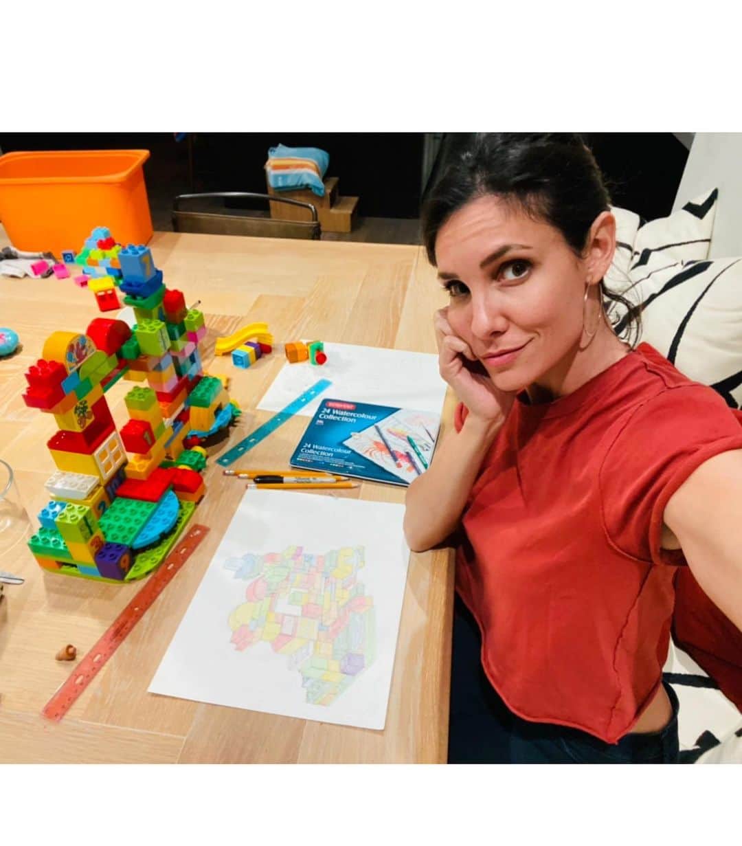 ダニエラ・ルーアのインスタグラム：「Started doing this thing over the summer where I’d draw the things the kids were building out of Legos or Magnatiles. Picked it up again this week and this is how it turned out! Mother and son project 😊 . Comecei a fazer isto no verão, de desenhar aquilo que os miúdos construíam em Legos ou Magnatiles. Esta semana recomecei e ficou assim! Projecto de mamã e filho 😊 . @lego @magnatiles #legos #magnatiles #kids #drawing #art #gettingcreative #desenho #fun #relaxing #therapeutic」