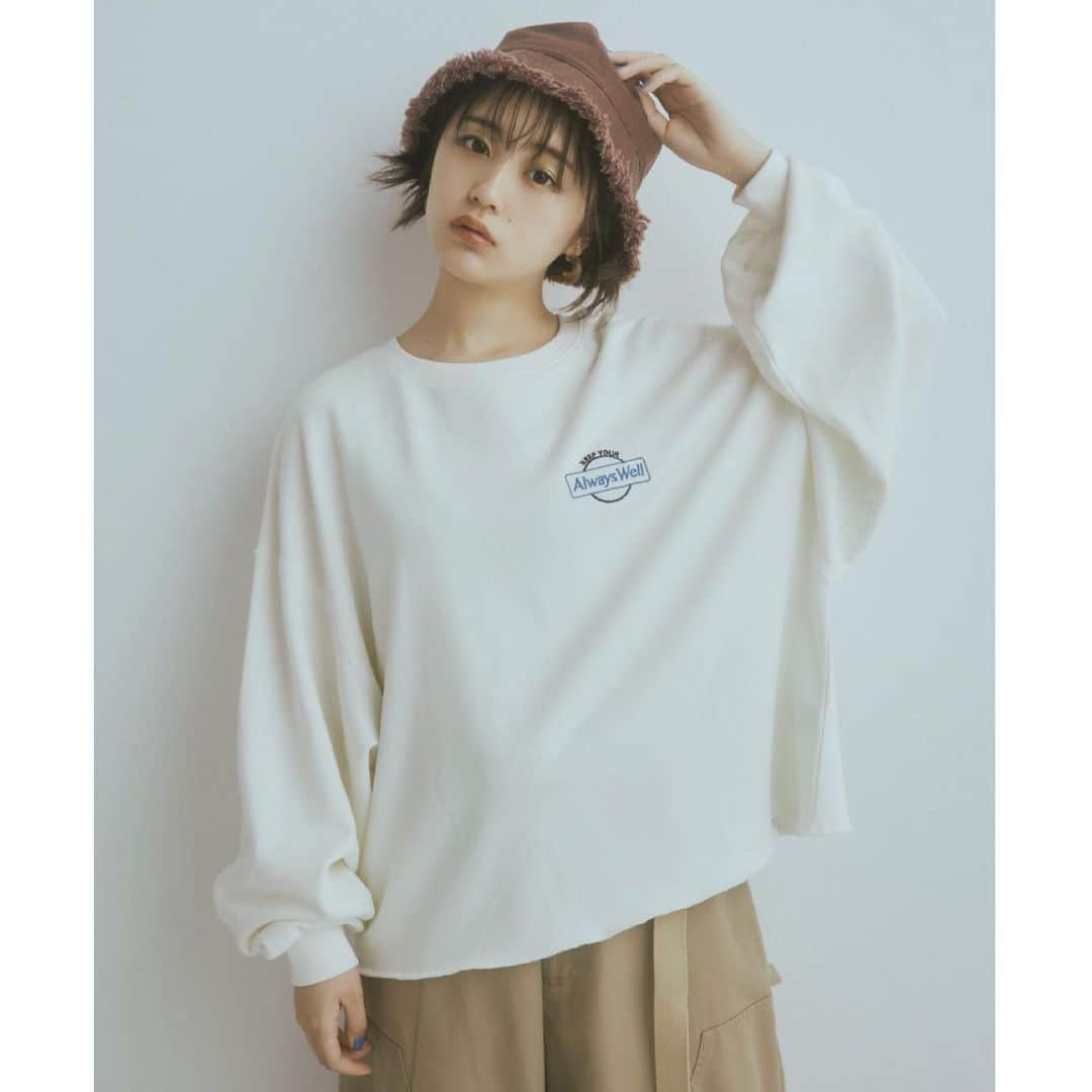 WEGOさんのインスタグラム写真 - (WEGOInstagram)「ㅤㅤㅤㅤㅤㅤㅤㅤㅤㅤㅤㅤㅤ ＼なえなのが着るWEGO SWEAT／ この冬イチオシのスウェットをなえなのさんを迎えてご紹介！  ✔︎ドルマンプリントプルオーバー ¥2,859(tax in)→¥2,573(tax in) size:F ✔︎チノペインターボリュームカーブパンツ ¥3,299(tax in) size:F ✔︎フリンジバケットハット ¥1,759(tax in)→¥1,501(tax in) size:F ✔︎キャンバスローカットスニーカー ¥2,199(tax in)→¥1,099(tax in) size:S/M/L」11月25日 14時07分 - wego_official