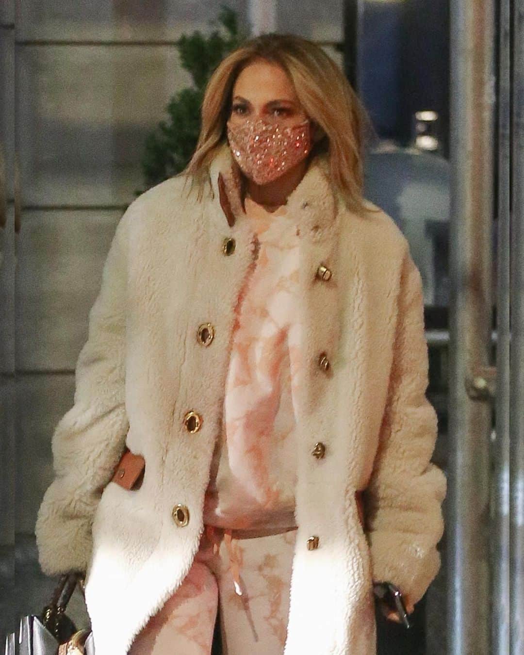 Just Jaredさんのインスタグラム写真 - (Just JaredInstagram)「Jennifer Lopez wears a glittery face mask while heading out for a family dinner with her children and fiancé Alex Rodriguez in NYC #jenniferlopez  #alexrodriguez  Photos: Backgrid」11月25日 14時16分 - justjared