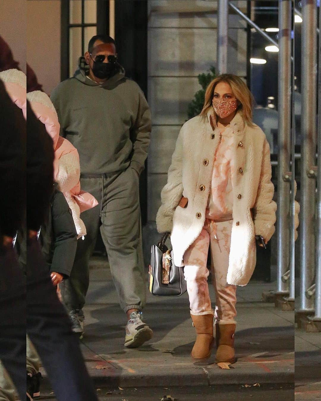 Just Jaredさんのインスタグラム写真 - (Just JaredInstagram)「Jennifer Lopez wears a glittery face mask while heading out for a family dinner with her children and fiancé Alex Rodriguez in NYC #jenniferlopez  #alexrodriguez  Photos: Backgrid」11月25日 14時16分 - justjared