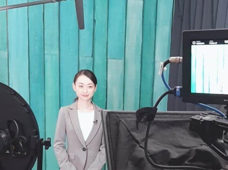 瞳ゆゆのインスタグラム：「久しぶりにスーツで収録。 楽しい現場に感謝です😌 (でも、ずっと足は震えています。笑　話始めると止まります😂)  新しいスーツ欲しいな✨   #アナウンサー #スーツ #収録」