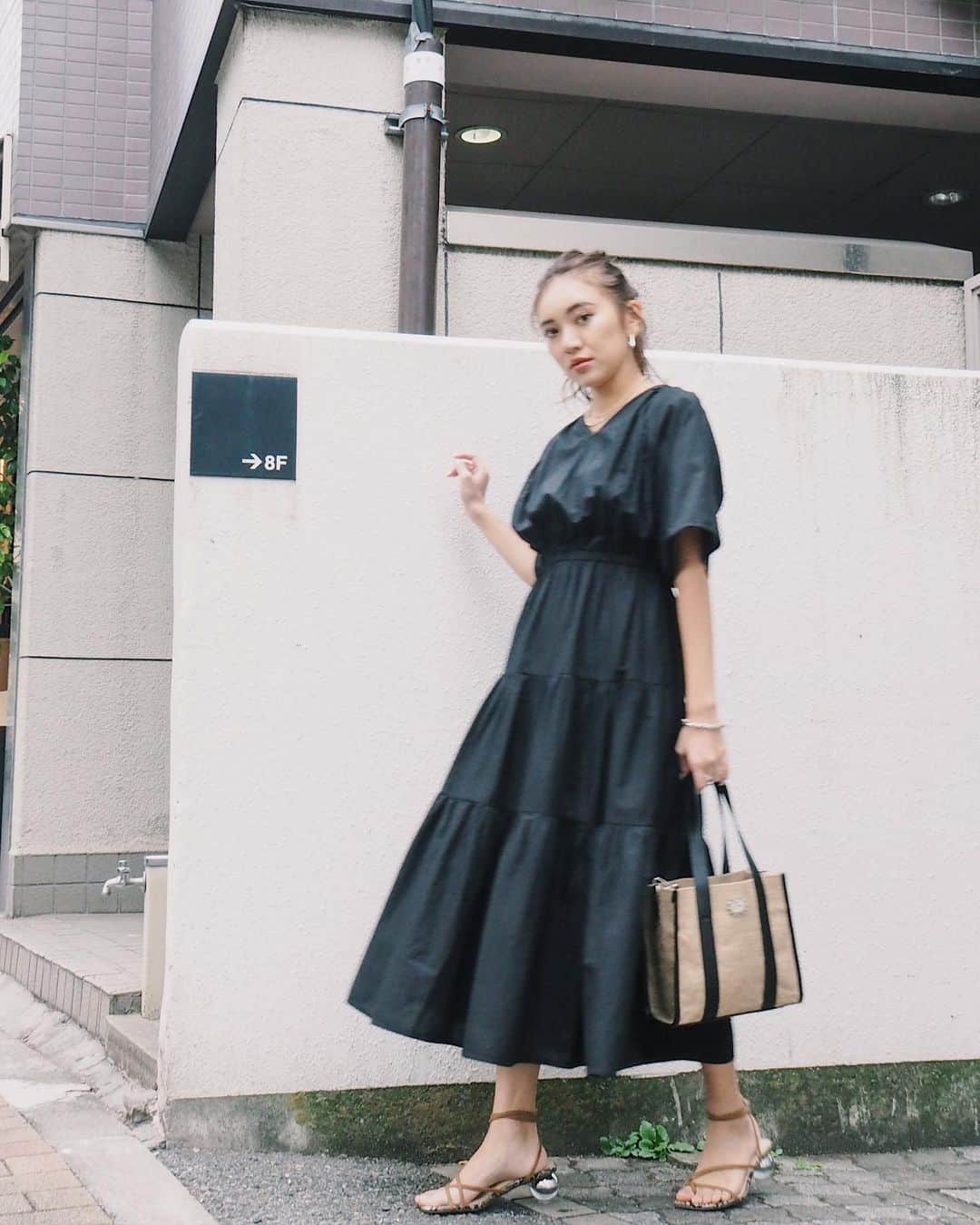 佐々木彩乃のインスタグラム：「ZOZOTOWNにてSSアイテム先行予約してます❤️ 毎年春夏には1枚で可愛い楽ちんワンピを重宝してる！ 来年たくさん着たいこのティアードワンピ。前回のRC先行予約では大人気でした❤️ 今なら¥2000OFFクーポンも配布してるのでcheckしてみてね！」