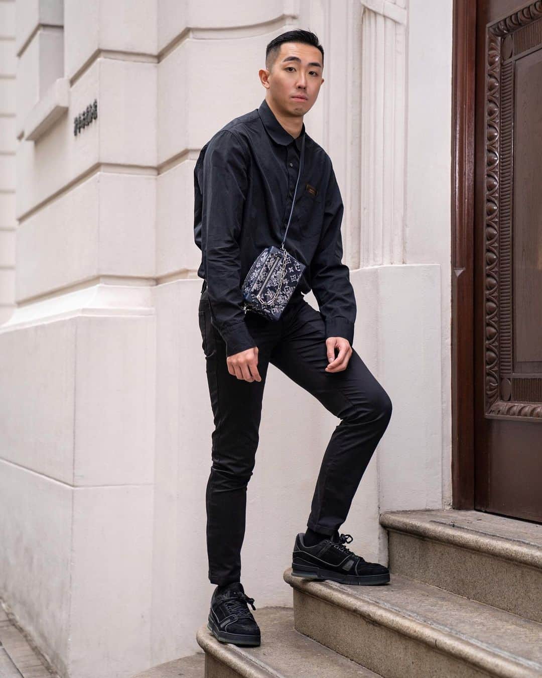 Noel LHYさんのインスタグラム写真 - (Noel LHYInstagram)「| 𝐁𝐥𝐚𝐜𝐤 & 𝐖𝐡𝐢𝐭𝐞 𝐰𝐨𝐮𝐥𝐝 𝐧𝐞𝐯𝐞𝐫 𝐠𝐨 𝐨𝐮𝐭 𝐨𝐟 𝐬𝐭𝐲𝐥𝐞  Outfits by @louisvuitton  Mini soft trunk LV Trainer Sneakers  Multi Pocket Shirt   #LouisVuitton #LV #LVMen   📸 The amazing @jywoohoo」11月25日 14時12分 - no3l