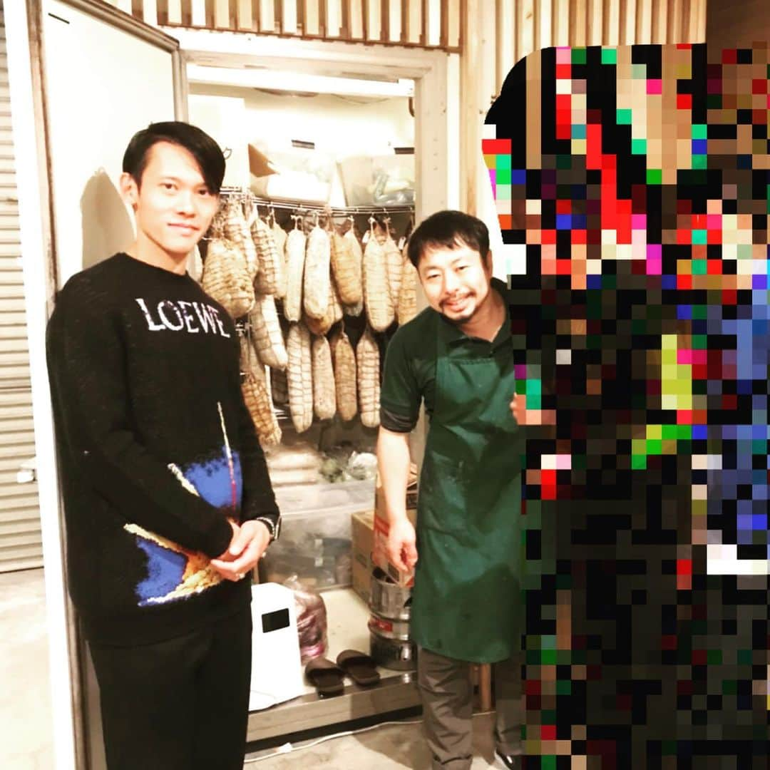 竹内択さんのインスタグラム写真 - (竹内択Instagram)「to master one's subject🥩  山形合宿の合間でとてつも無い変態様にお会いしました🙏  自家製で多種多様な生ハムからサラミ、ピクルスを作るド変態のお店でした😂  なんの道でも「極める」というのは凄い☝️  恐らくこんなお店は日本にはないでしょう。  まさに唯一無二・・エンタメたっぷりのお店でした😍  僕も唯一無二のジャンパー目指します🤌← #粗品の手 #ILCOTECHINO #イルコテキーノ #山形県 #山形市 #italian #イタリアン #🇮🇹 #自家製 #ド変態 #どんだけ生ハム好きなん #めちゃ美味かったわ #また次回行きたい #誰と言ったかは内緒 #怒られる #takutakeuchi #竹内択」11月25日 14時19分 - taqtakeuchi