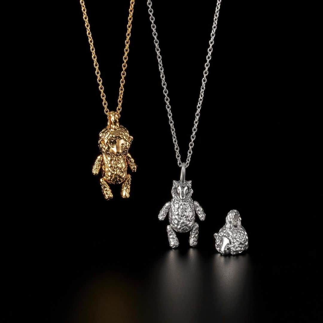 ジャスティンデイビスのインスタグラム：「“TRUE COLORS” Necklace / KIDS ⠀ 羊の顔をかぶったオオカミを表現するトゥルーカラーズ ネックレス 。羊の顔は取り外し可能、手足は可動、 製作に至る緻密さ、 ブランドならではの遊び心に溢れる ⠀ #justindavis  #ジャスティンデイビス」