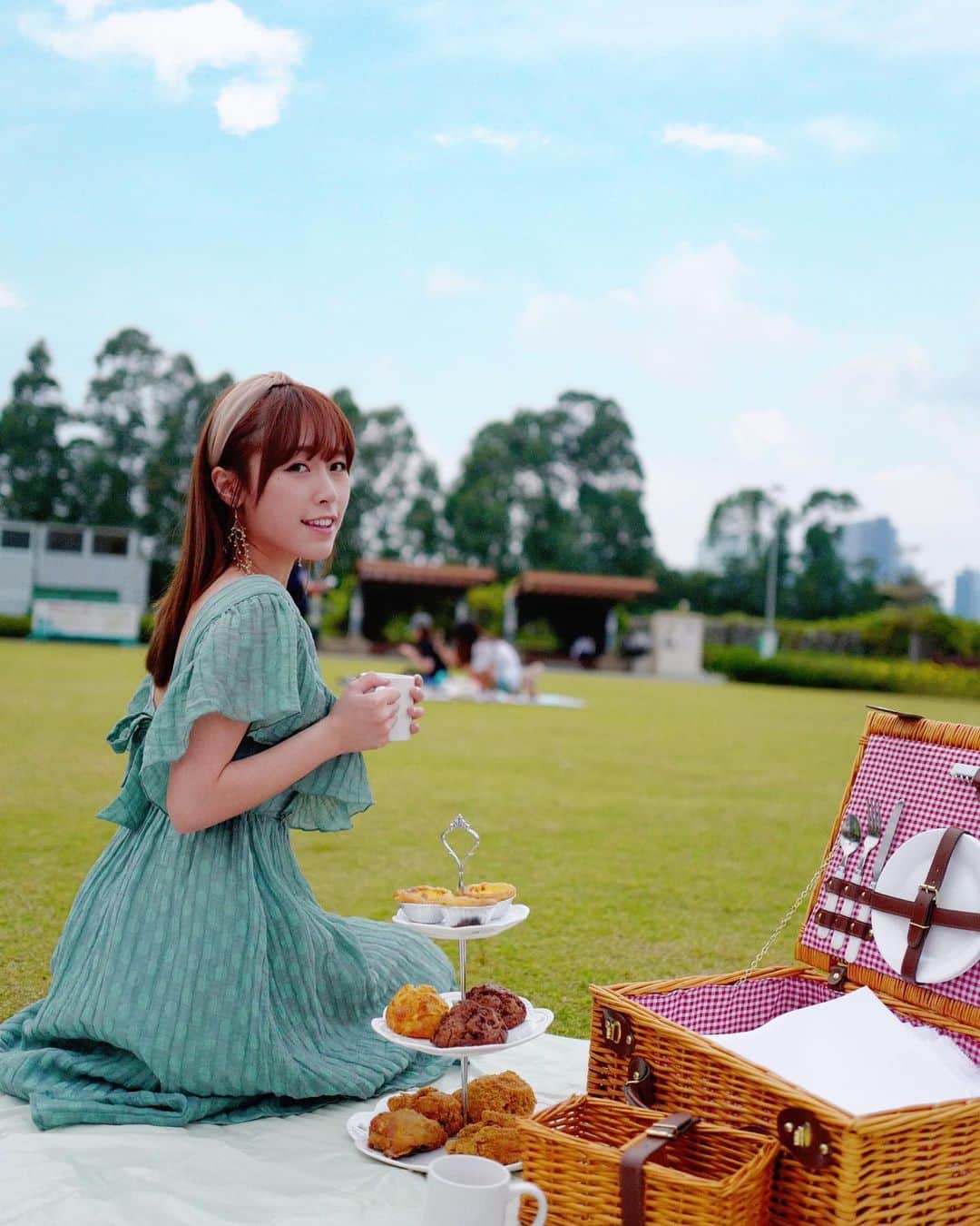 Miss Hunnyのインスタグラム：「野餐如何保持社交距離？ 只要帶一部相機， 準備一籃子嘅食物， 擺好之後叫人幫你影相， 千叮萬囑叫佢影晒所有嘢， 你就會發現…… 佢離開咗張野餐墊🙈  P.S. wide鏡另計(´･_･`)」