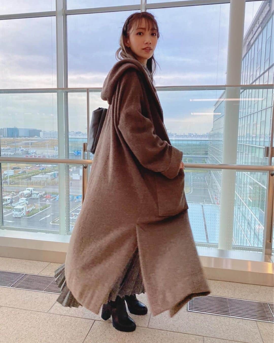 後藤真希さんのインスタグラム写真 - (後藤真希Instagram)「昨日は羽田空港に行ってきたよ〜！ GoTo〜じゃないよ？空港にあるイベントホールです♪ 外は冷たい風が吹いていてもう冬かー…と。 今年も寒くなるのね。 このアウター結構温かくてスキ。フードが私好み。 さて、今日も1日良き日でありますようにー！  #selectmoca #ミラオーウェン #冬 #アウター #大きめフード #寒いと冬眠したくなります #こたつ欲しい」11月25日 14時34分 - goto_maki923