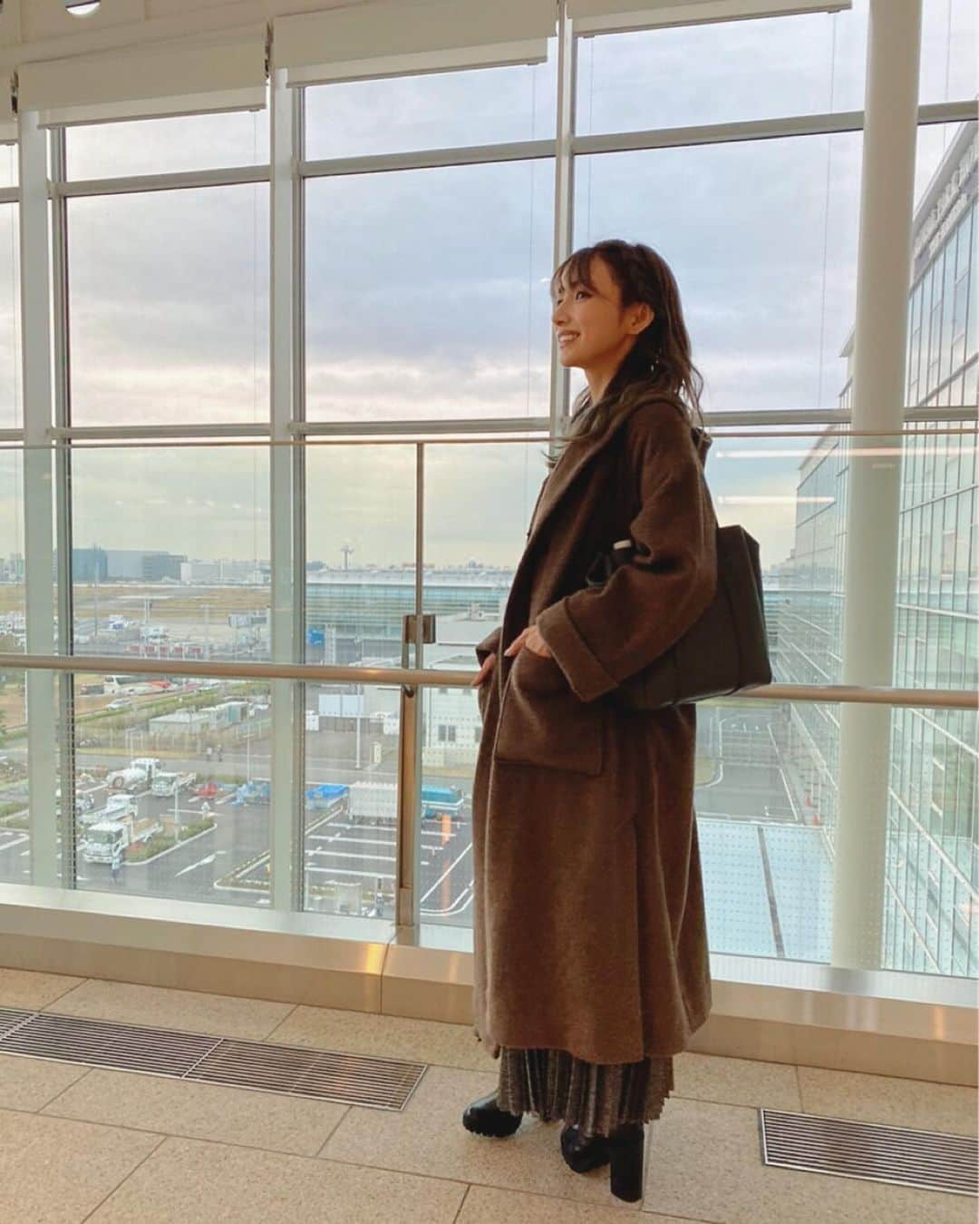 後藤真希さんのインスタグラム写真 - (後藤真希Instagram)「昨日は羽田空港に行ってきたよ〜！ GoTo〜じゃないよ？空港にあるイベントホールです♪ 外は冷たい風が吹いていてもう冬かー…と。 今年も寒くなるのね。 このアウター結構温かくてスキ。フードが私好み。 さて、今日も1日良き日でありますようにー！  #selectmoca #ミラオーウェン #冬 #アウター #大きめフード #寒いと冬眠したくなります #こたつ欲しい」11月25日 14時34分 - goto_maki923