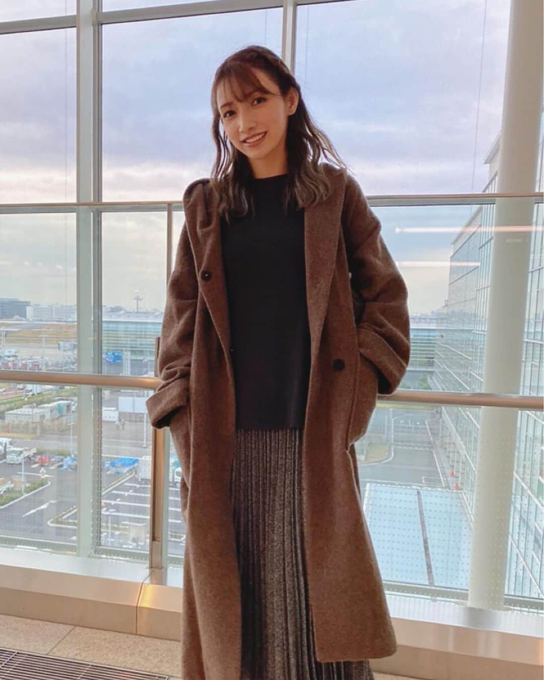 後藤真希さんのインスタグラム写真 - (後藤真希Instagram)「昨日は羽田空港に行ってきたよ〜！ GoTo〜じゃないよ？空港にあるイベントホールです♪ 外は冷たい風が吹いていてもう冬かー…と。 今年も寒くなるのね。 このアウター結構温かくてスキ。フードが私好み。 さて、今日も1日良き日でありますようにー！  #selectmoca #ミラオーウェン #冬 #アウター #大きめフード #寒いと冬眠したくなります #こたつ欲しい」11月25日 14時34分 - goto_maki923