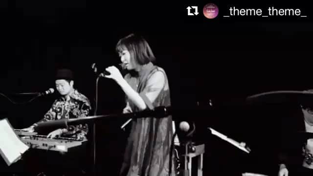 Yun chiのインスタグラム：「kotae✵✹ . プロフィールのリンクから・・・✈︎ . . . #Repost @_theme_theme_  ・・・ 「the me the me」 1st single「kotae」Now on Sale !!! ✵✸ . こんな時おうちの中だからうまれた、大切な人との心の距離、愛しい思いを紡いだメロウなラブソング🤝*○.° . 各種配信サイトへ 「the me the me / kotae」で検索🔍 . ※映像は qumomee お披露目Stageより…」