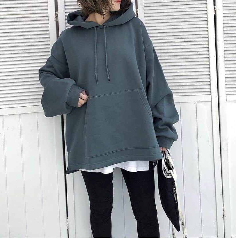 GU(ジーユー) さんのインスタグラム写真 - (GU(ジーユー) Instagram)「GU MENワイドフィットスウェットプルパーカコーデをPick up！ 少しワイドなシルエットが、ゆるっとしたスタイリングをつくるのにGOOD👍デザインが可愛いから、サッと着るだけで良い感じなる、優秀スウェットです👏渋めのメンズカラーが、オシャレで可愛いです😘是非、チェックしてみてくださいね💁‍♀️💕 ———————————— ☑︎ワイドフィットスウェットプルパーカ(長袖)NT+E ¥1,990 +税（通常価格） 品番:332901 ※当商品はオンラインストア・一部店舗のみでの先行販売です。 ———————————— Pick Up Post @moyooonn さん、ステキな投稿ありがとうございます😊 #GU #GUstyle #YOURFREEDOM #gu_for_all #GUKorea #GUHK #GUTAIWAN #ジーユー #ジーユーコーデ #GUコーデ #ジユジョ #メンズライク#ワイドフィットスウェットプルパーカ #スウェット #プルパーカ #パーカ #カジュアル #着回しコーデ #シンプルコーデ #デイリーコーデ #大人カジュアル #ジェンダーレスコーデ #秋コーデ #冬コーデ」11月25日 14時28分 - gu_for_all_