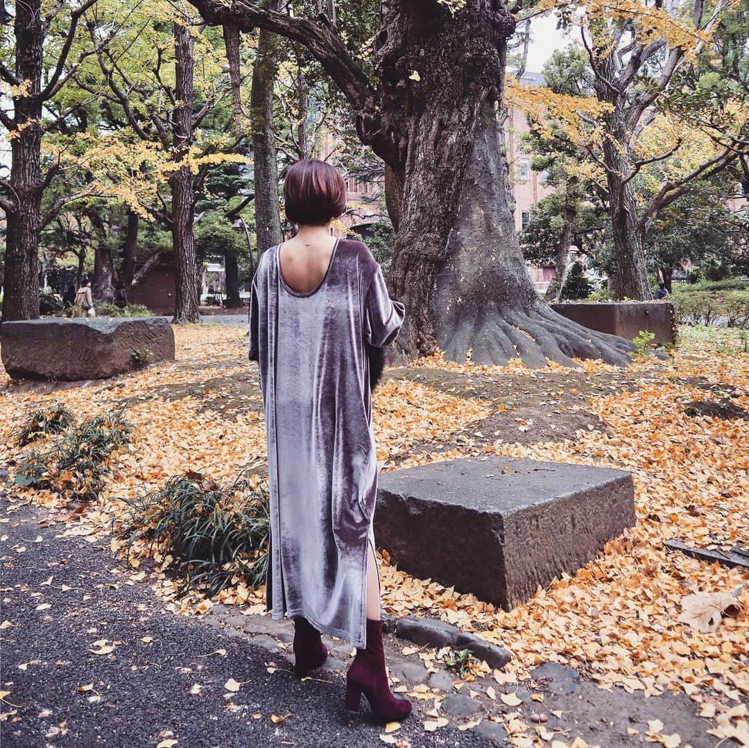 DJ YURiAのインスタグラム：「🍂🍁🍂 ﻿ ﻿ お友達と銀座でランチなコーデ🍽﻿ ﻿ one piece @wom0604 ﻿ boots @locondo_official ﻿ fur @barneysjapan ﻿ ﻿ ワンピースら背中が開いてて ポケットが付いてて﻿お気に入り☺️﻿ ストンとしてるから背が高く見える🥰﻿ ﻿ ブーツはセールで1,600円位🙈✨﻿ 形綺麗で履き心地良くて歩き易い🙆🏻‍♀️﻿ ロコンドすごい😳﻿ ﻿ ﻿ 最後の写真はランチ後の暴走散歩w﻿ 娘のアカウントに動画あります🙈﻿ @suuu.0418 ﻿ ﻿ ﻿ ﻿ #ootd ﻿ #wom﻿ #locondo﻿ #子育てママ #ママコーデ #銀座デート」