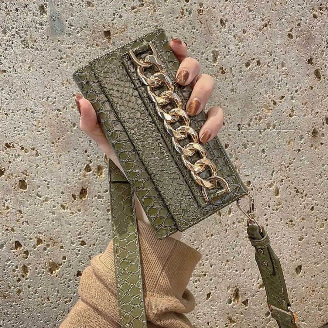たんりいのインスタグラム：「. @idealofsweden から どタイプな新作のiPhoneケースが 発売されたのでさっそくGETした〜💞 . 専用のiPhoneケースがついてて、 磁石でくっつくからとっても使いやすい🥺💞 肩掛け用のショルダー紐もGETしたから 旅行で大活躍すぎたよっ👍👍✨ . @idealofsweden は 動物愛護・フェアトレード・寄付 梱包資材100%リサイクル・有害プラスチック不使用 みたいでサステナブルな大好きなブランド✨ . な、なんと！！！ 11月30日までブラックフライデーセールで 全ての商品が50％OFF中だよ🙄❤️❤️ 下のクーポンを使ったら更に 5％OFFになるから是非是非使ってね！♡ . 5% off coupon 『 tanrii975 』 11.30 までなのでよかったら〜📱♡ . In paid collaboration with #idealofsweden #iPhonecase #iPhoneケース」