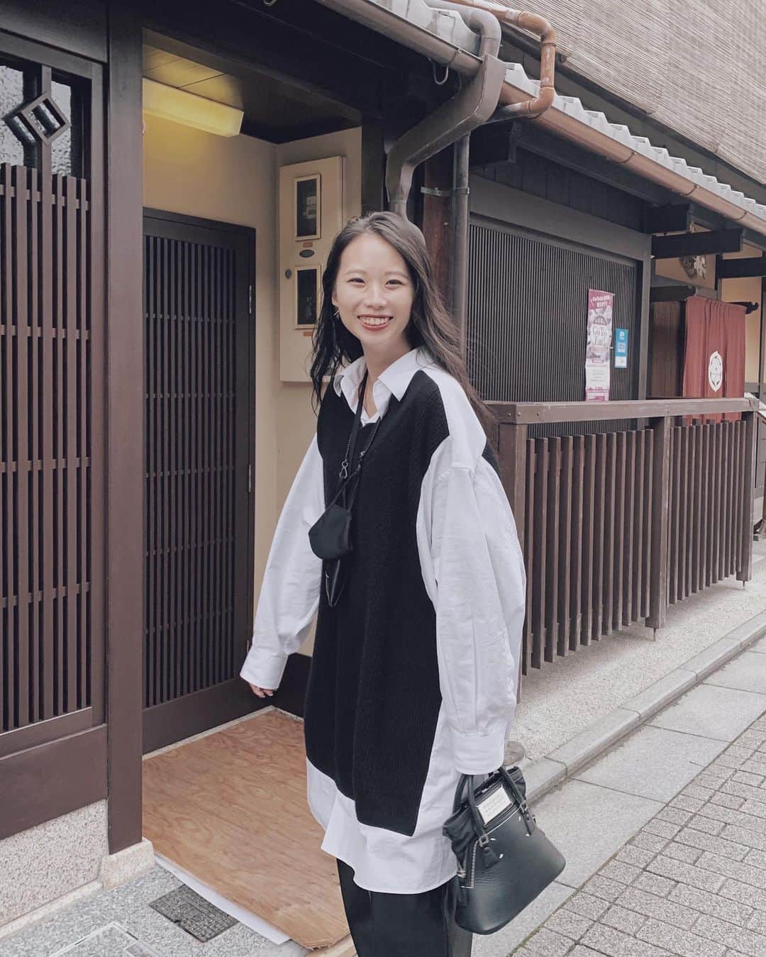 藤木祐凪のインスタグラム：「こないだのふく⚫️⚪️  TOPS #maisonmargiela  BOTTOM #irene BAG #maisonmargiela」