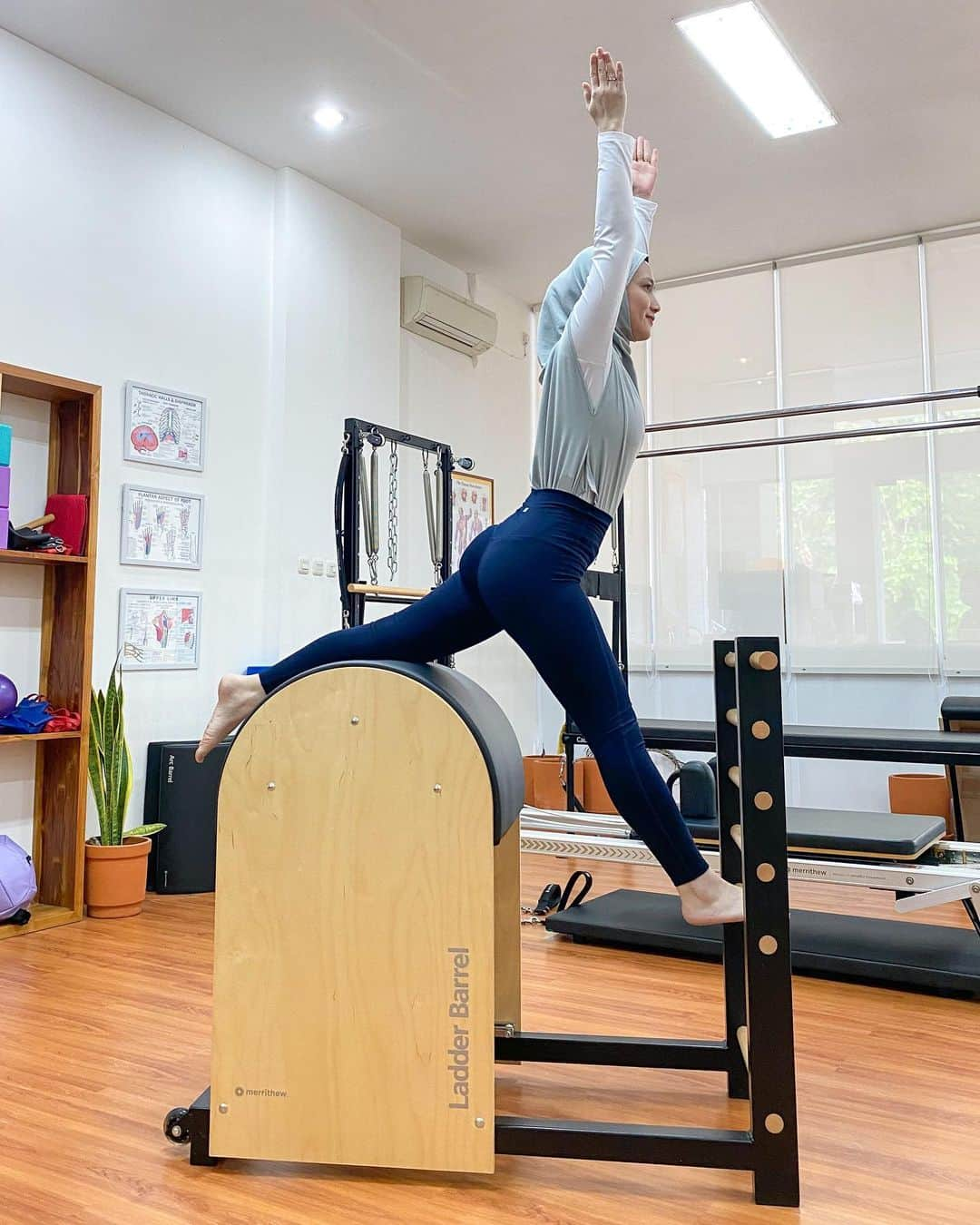 メロディー・ヌランダニ・ラクサニさんのインスタグラム写真 - (メロディー・ヌランダニ・ラクサニInstagram)「I do pilates to burn off the crazy, lol✌🏻✌🏻」11月25日 14時44分 - melodylaksani92