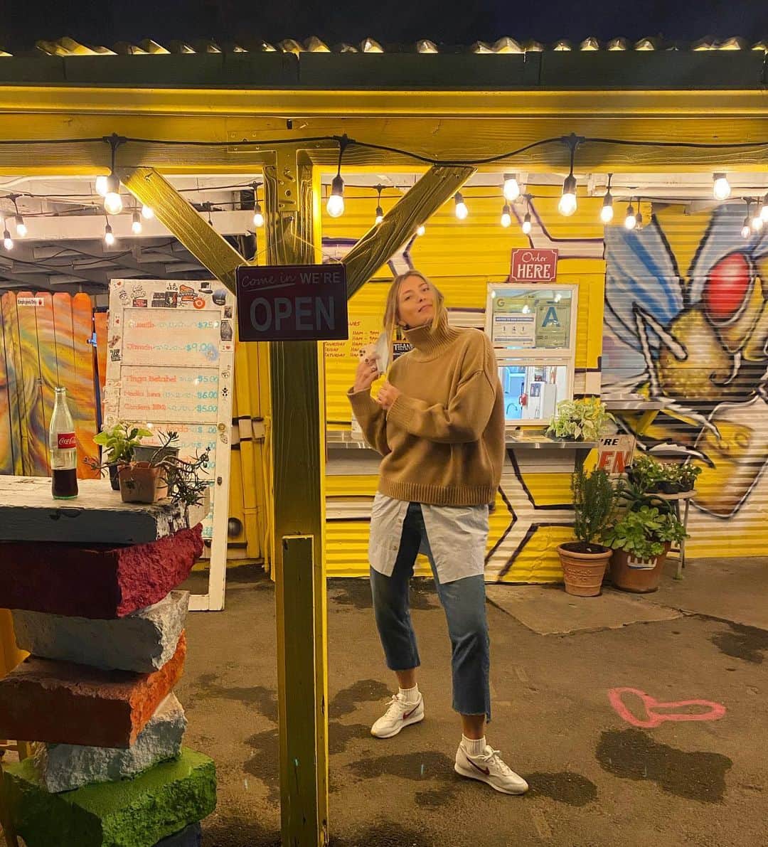 マリア・シャラポワのインスタグラム：「When your local taqueria is 💯!! Don’t leave without the ceviche tostada... or the churros. I won’t tell 🙃」